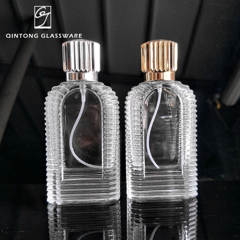 Usine Nouveau Design de Style Bouteille de Parfum en Verre Cristal Transparent d'Emballage Cosmétique de Parfum de 60ml avec Fond Épais et Bouchon.