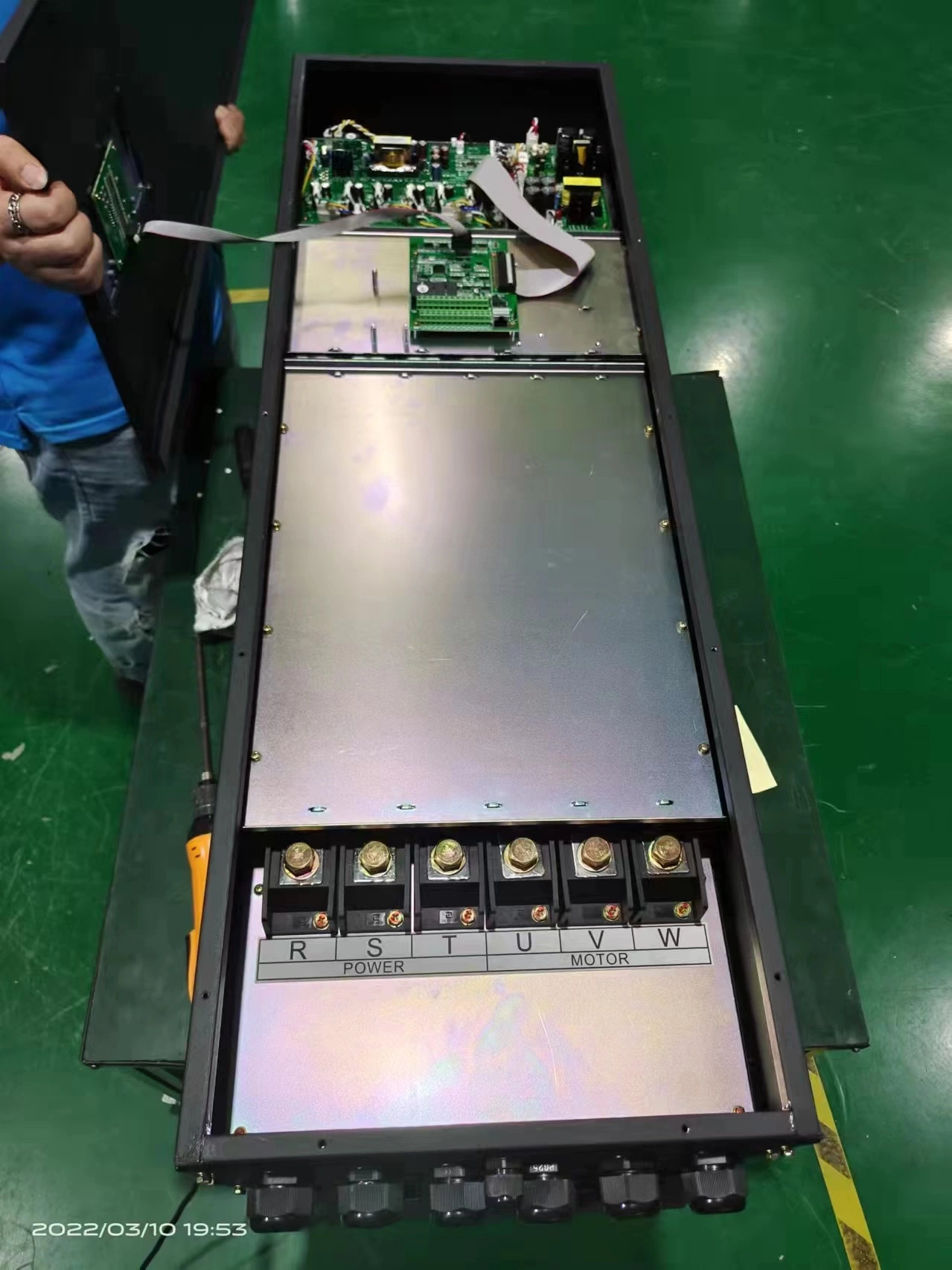 الدفع الكهربائي عالي التردد في الصين أحادي الطور بقدرة 440 فولت بنظام الدفع متغير التردد إلى محول التردد ثلاثي الأطوار لمولد الكشاف الكهربائي