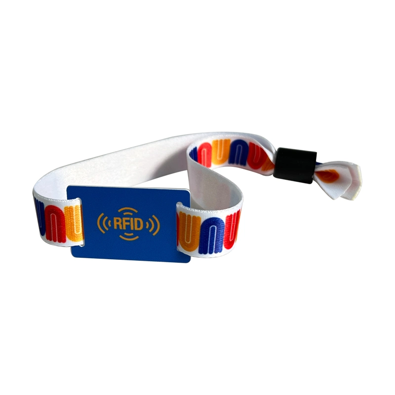 Bracelet en polyester de sublimation RFID personnalisé avec étiquette en PVC rigide pour événement.