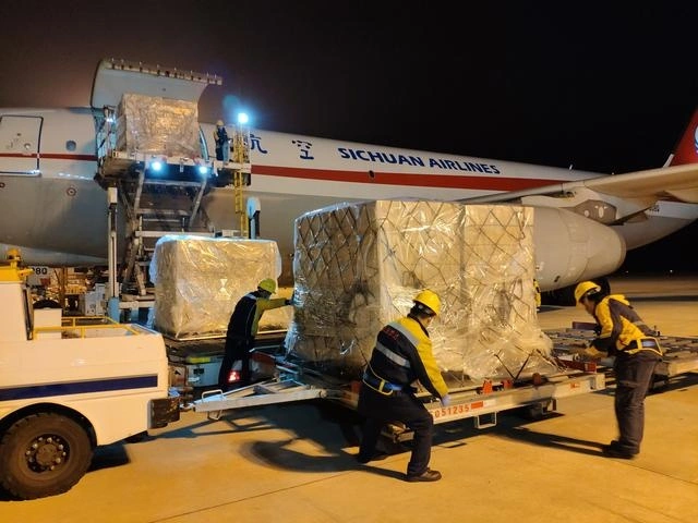 Los Servicios de Transporte Aéreo (XNN Fromxining) , Chengdu (CTU) , Kunming (KMG) en China en el Aeropuerto Internacional Nsimalen de Yaundé (SNI) en el Camerún