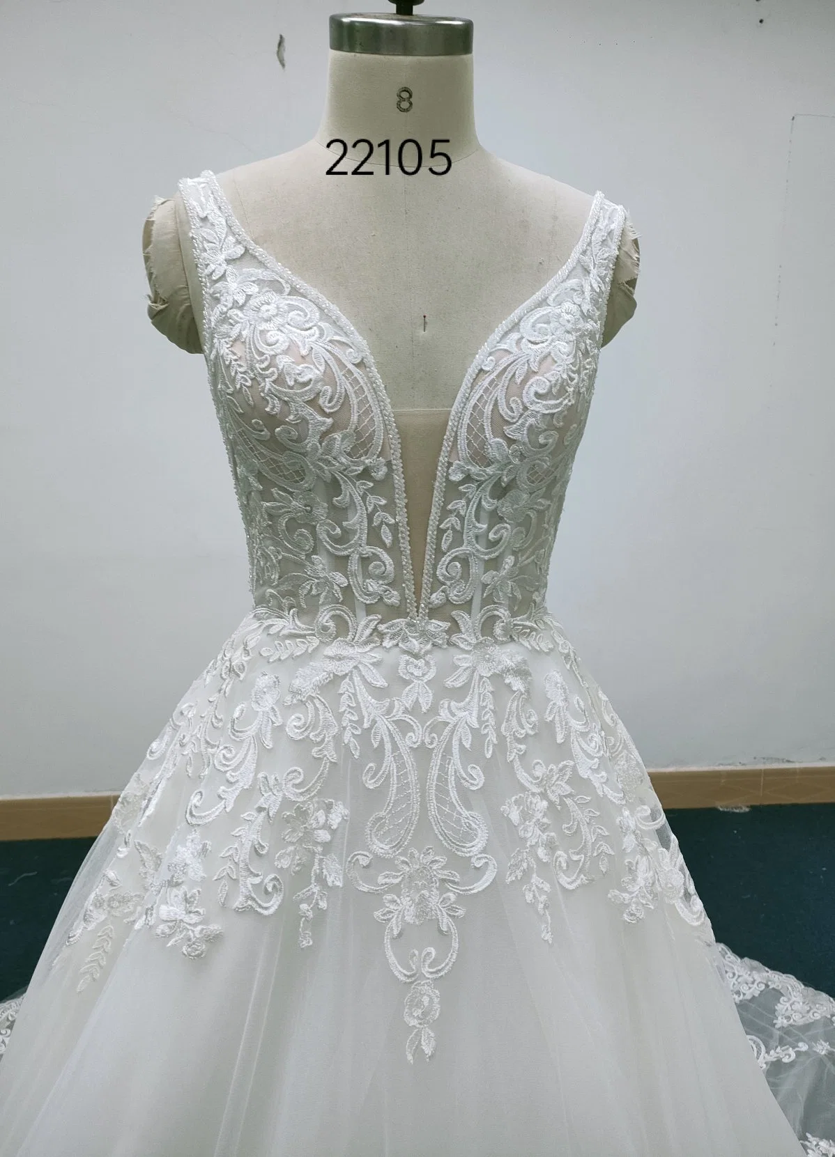 22105 tief V-Ausschnitt Spitze Brautkleid mit 72 Zug Ballkleid Tüllrock Elfenbein