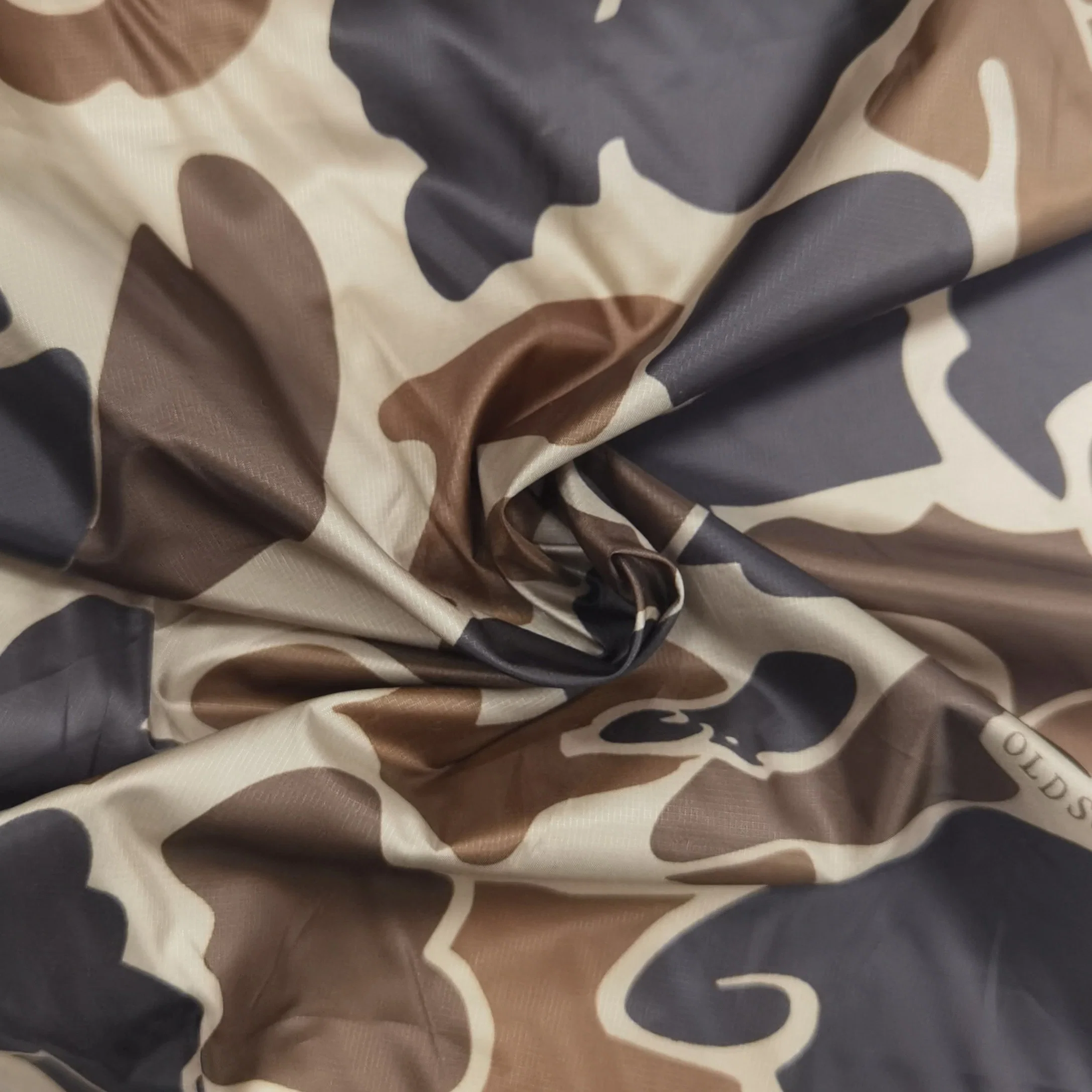 China Full Dull Taffeta Garment Fabric Lining Nylon Camouflage Printed 100% Polyester Taffeta Stretch Fabric for Uniform Down Jacket Waterproof Downproof Fabric