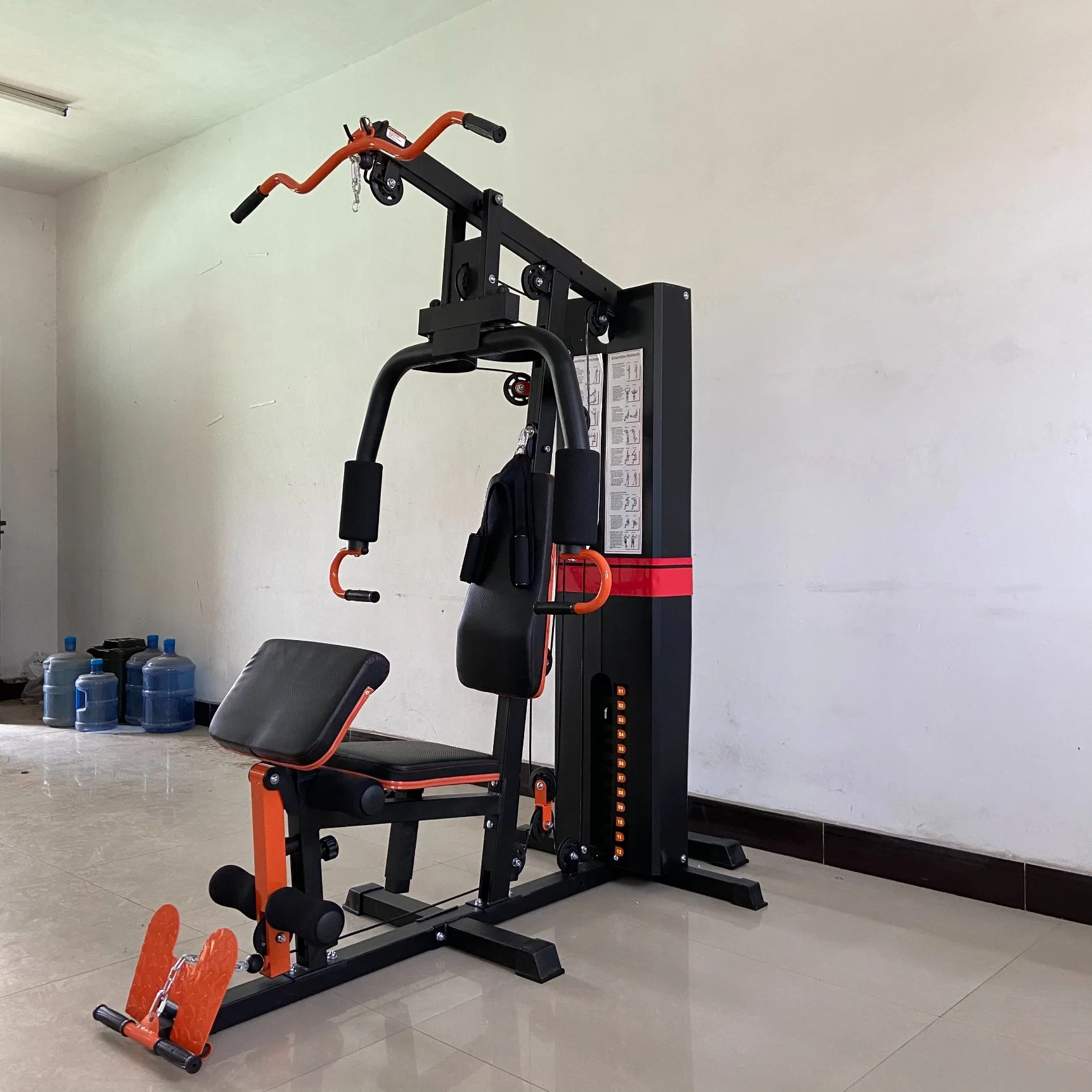 Machine de gymnastique à domicile multifonctionnelle en gros de l'usine, équipement d'exercice corporel de luxe à station unique avec des piles de poids de 45 kg.