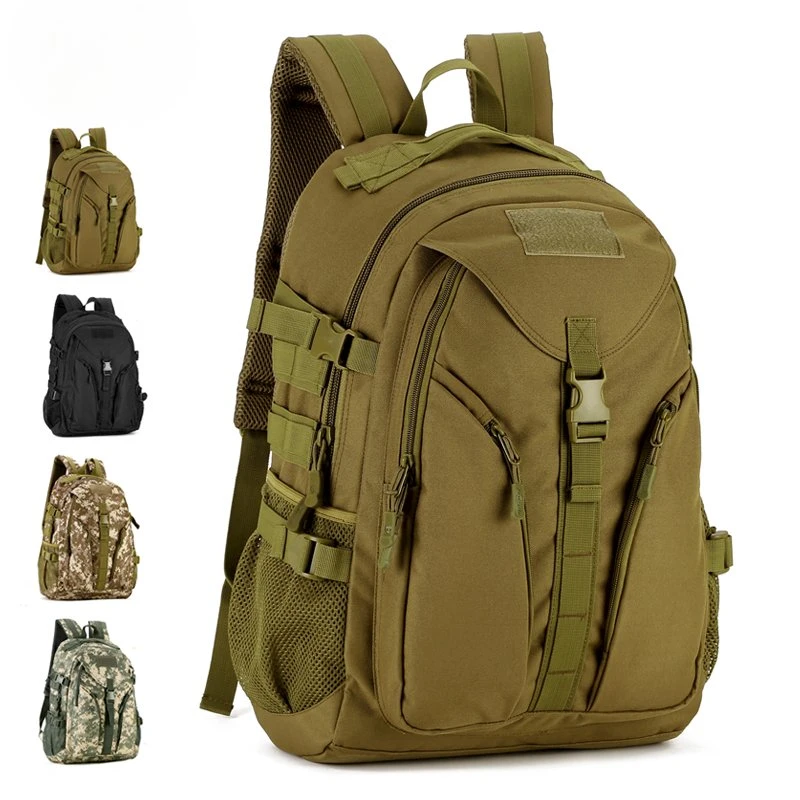 Sac à dos de style militaire en camouflage pour hommes, idéal pour les activités en plein air.