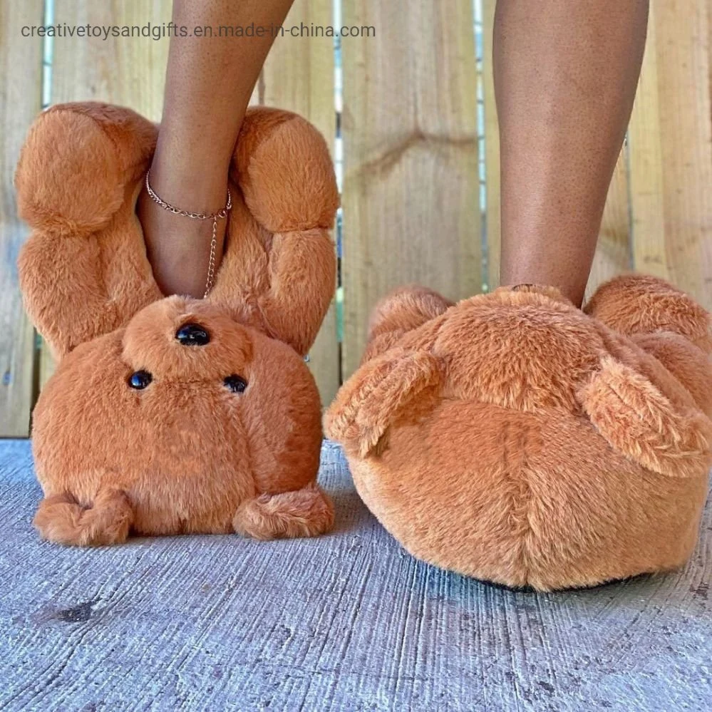 Gros jouet en peluche personnalisé et pantoufle d'ours en peluche.