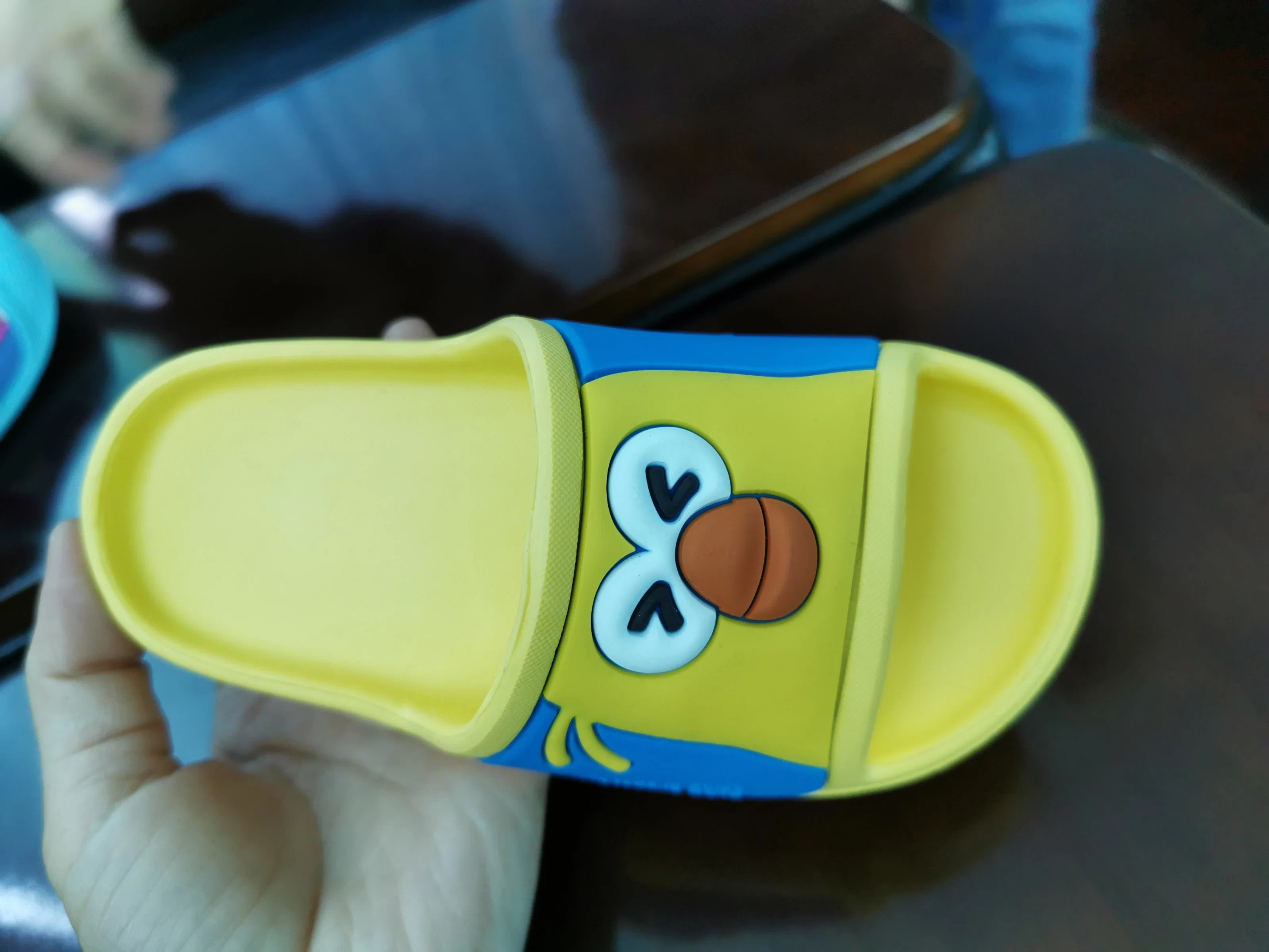 OEM PU Upper Slide Slipper for Kids Boys and Girls