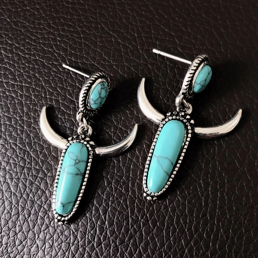 Pendientes de cuerno turquesa de plata bañados en retro étnico europeo y americano Estilo Creative Bull Head Pendientes