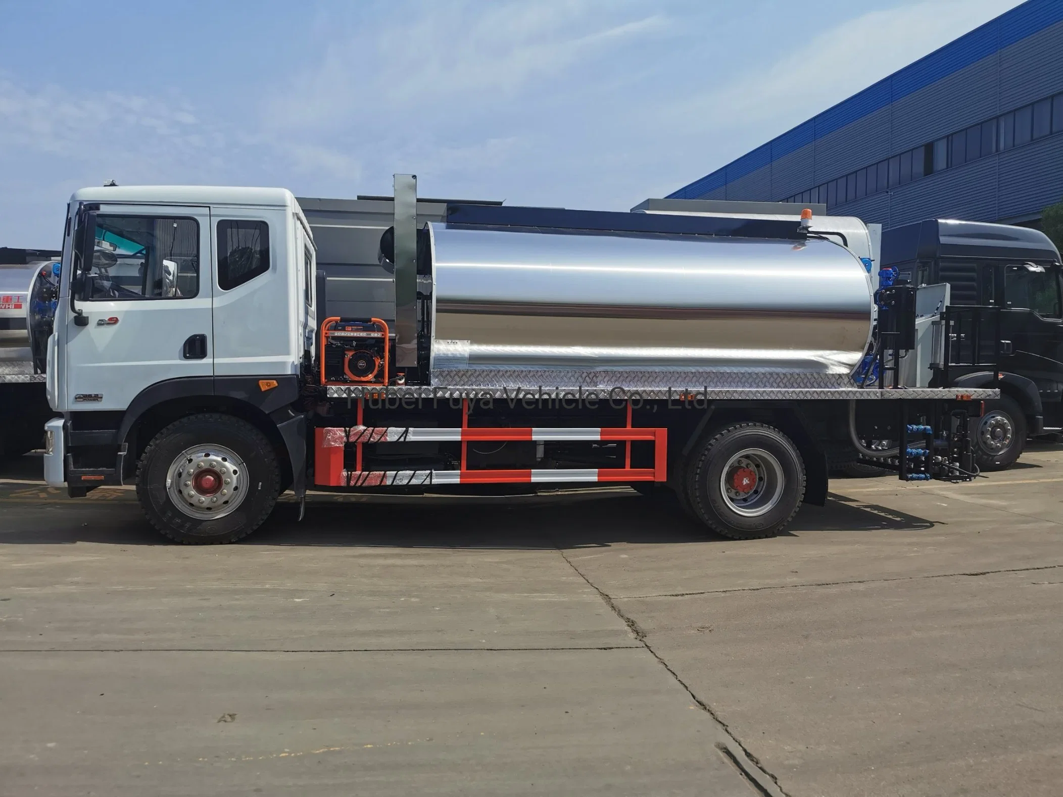 Sinotruk HOWO 266HP 290 HP 15000 litres 15 m3 1 tonne de camion distributeur d'asphalte chaud pour pulvérisation d'asphalte