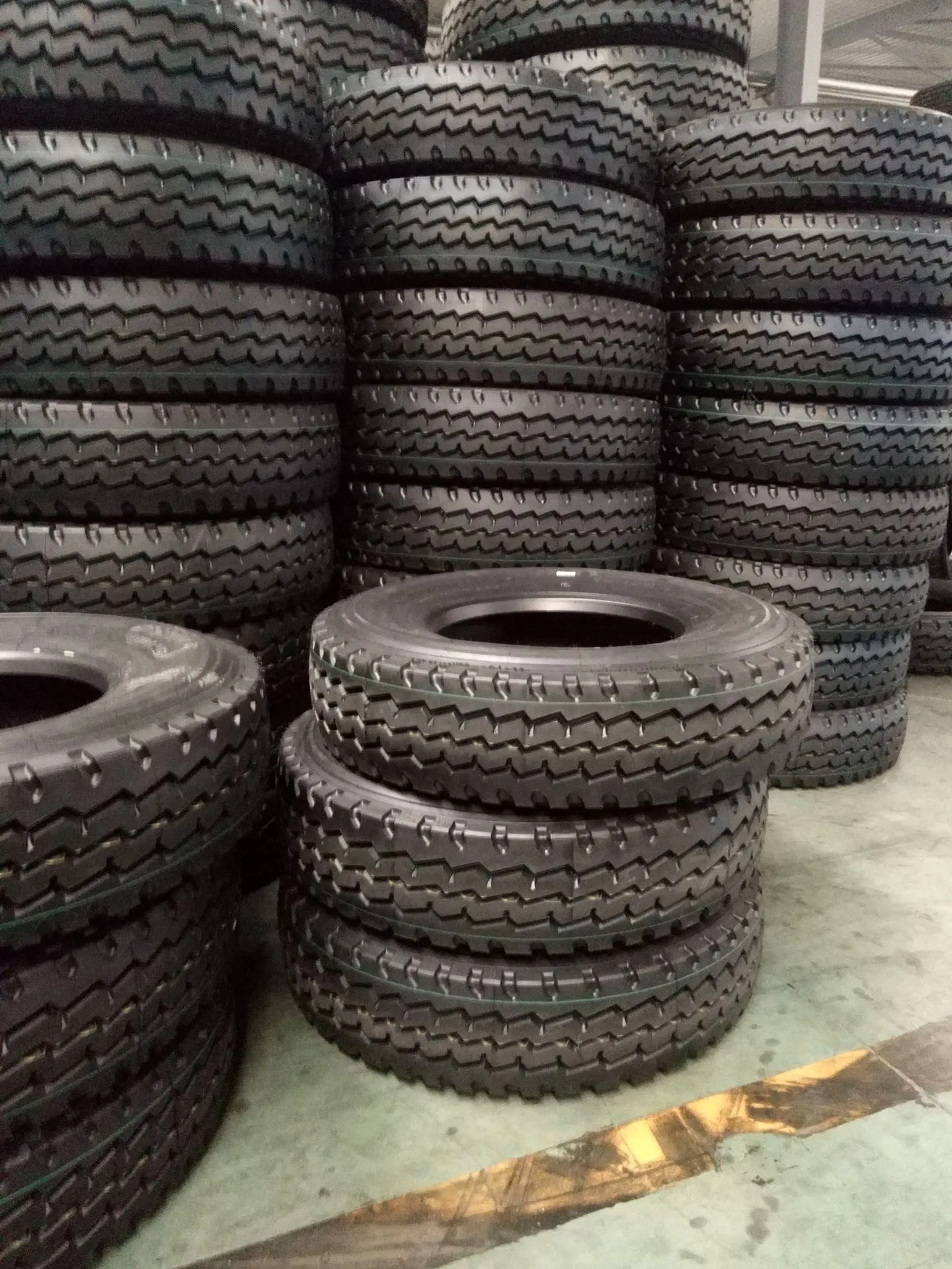 Tire for Cars China 215 265 17 Truck in 70r15 217 70 16 E 125/65-12 Racing 20 Inch All Season 225 45 305 45r22 55r18 Car Tires