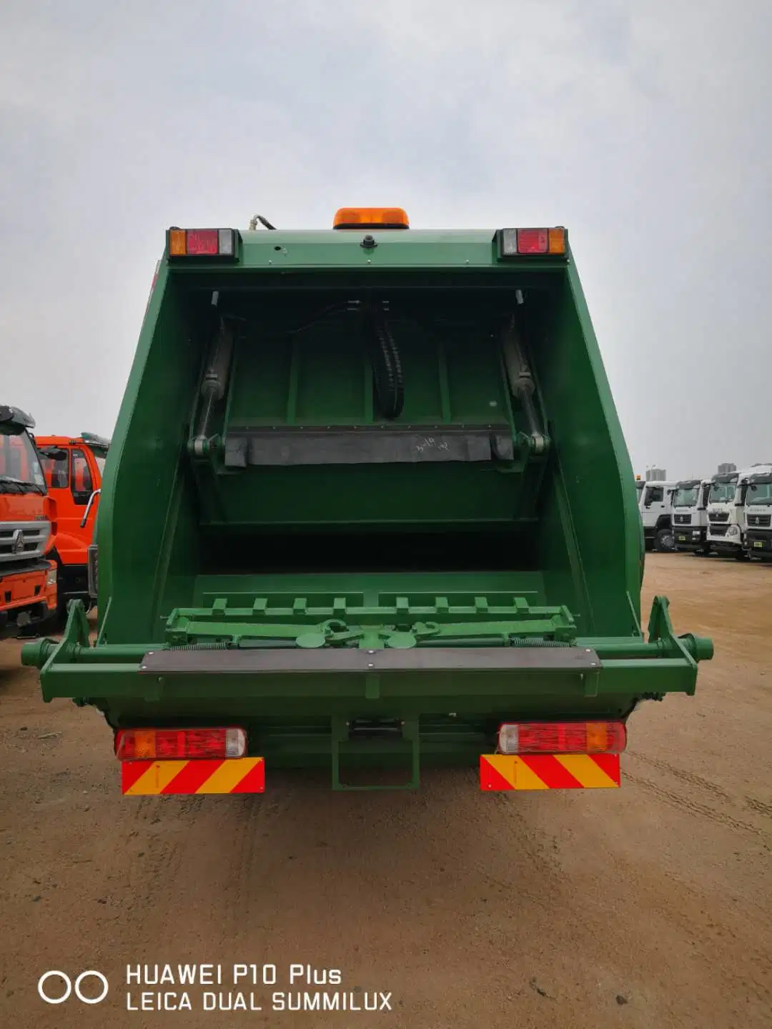 Sinotruk HOWO 6X4 Heavy Duty compacteur spécial refuser le véhicule