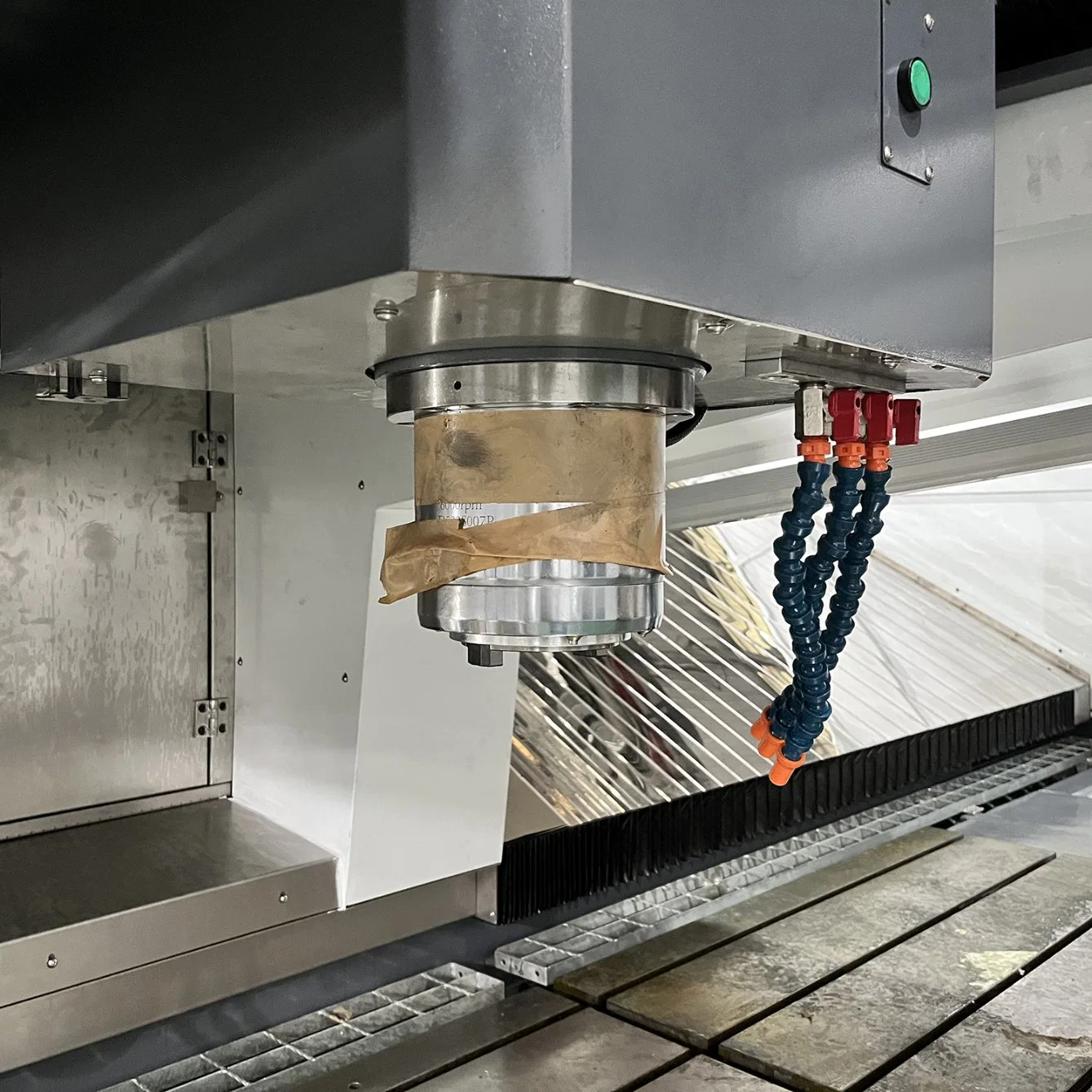3 Achse Metallbearbeitung VMC CNC-Fräsmaschine Werkzeug für Automotive Modul Formenbearbeitung mit Gusseisenbett Automatischer Werkzeugwechsel