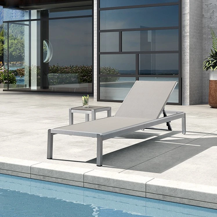 Mobilier de jardin de luxe en rotin pour patio extérieur, cour intérieure. Chaise longue en aluminium pour bain de soleil.