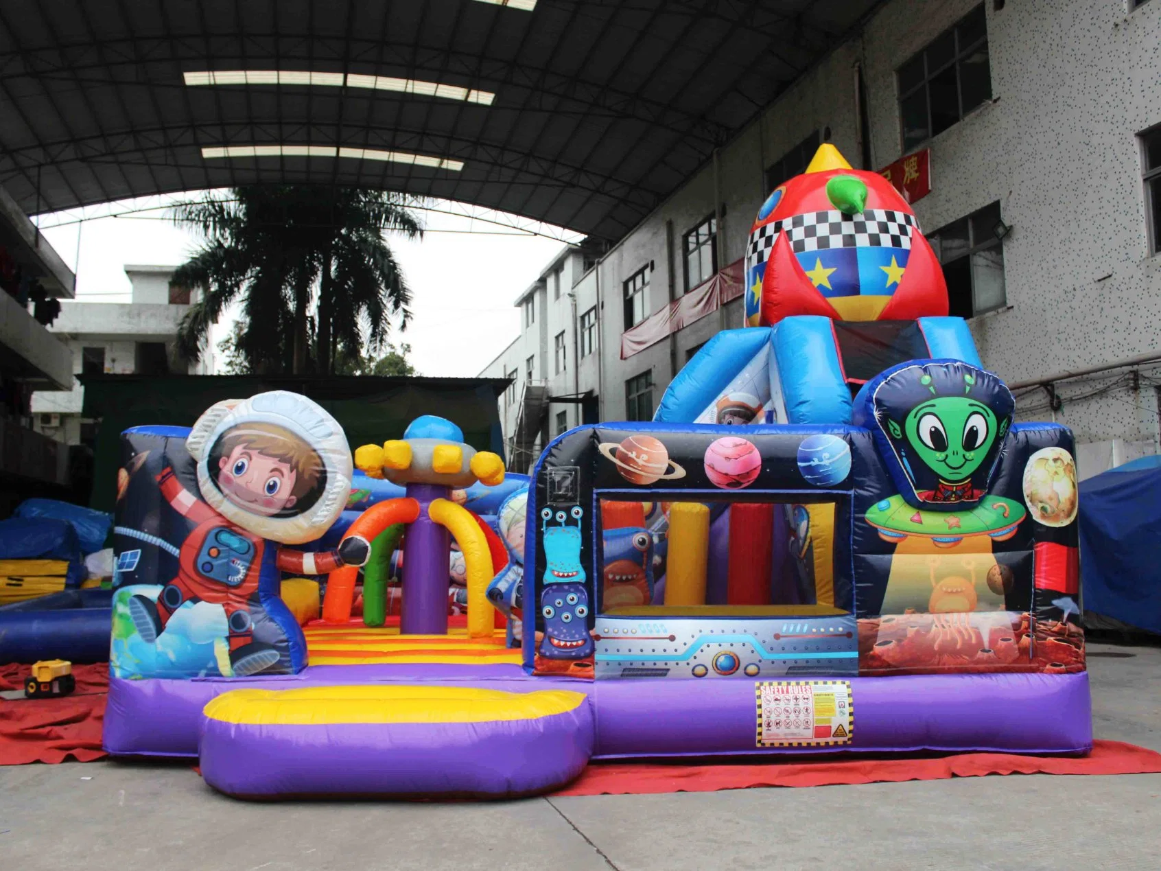 Parque de atracciones inflable para niños en el espacio exterior. Diversión en el parque de atracciones inflable. Parque de obstáculos inflable.