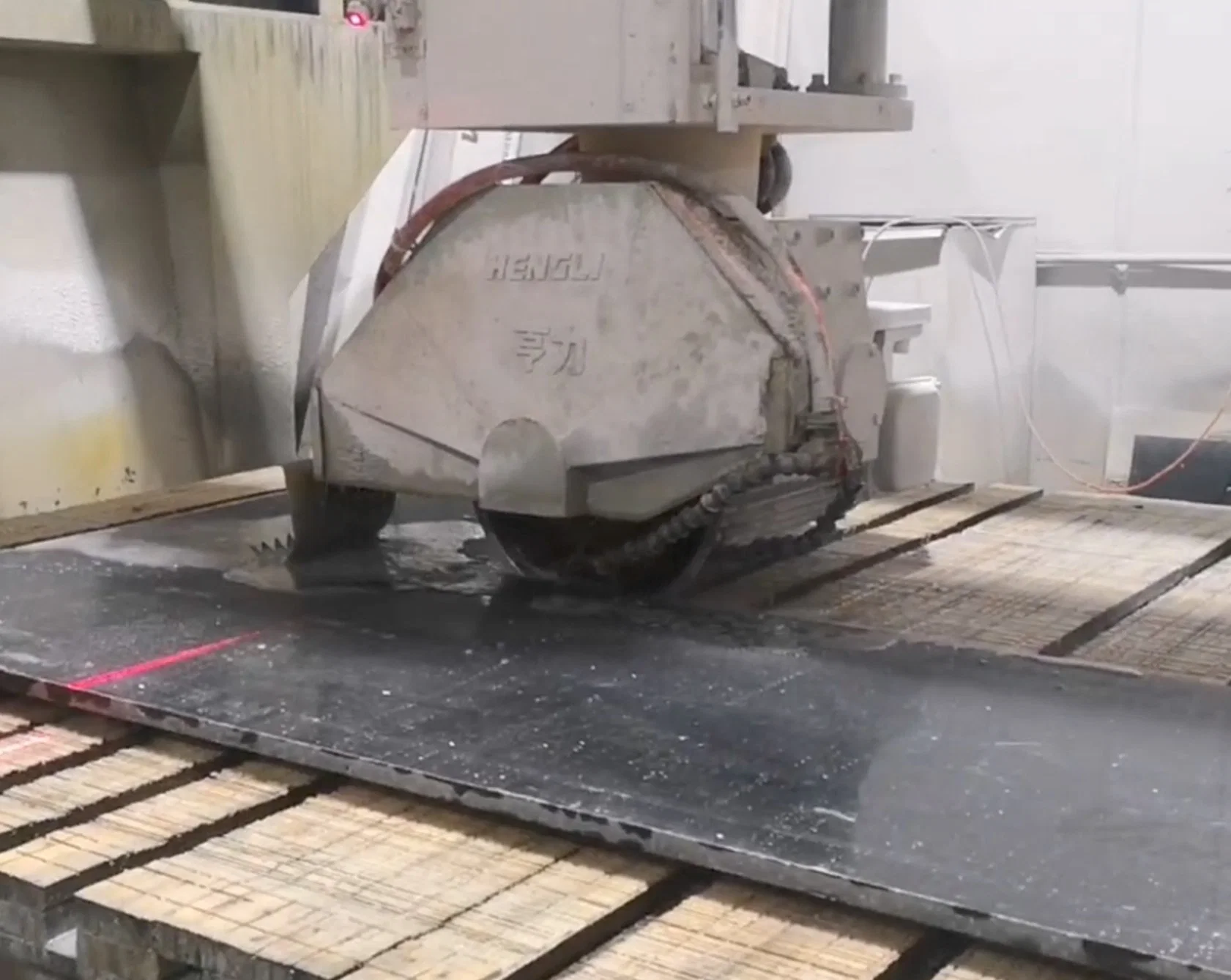 Automatic CNC Stone Cutting Machines Bridge Saw Tilting Head Chamfering Into Slabs