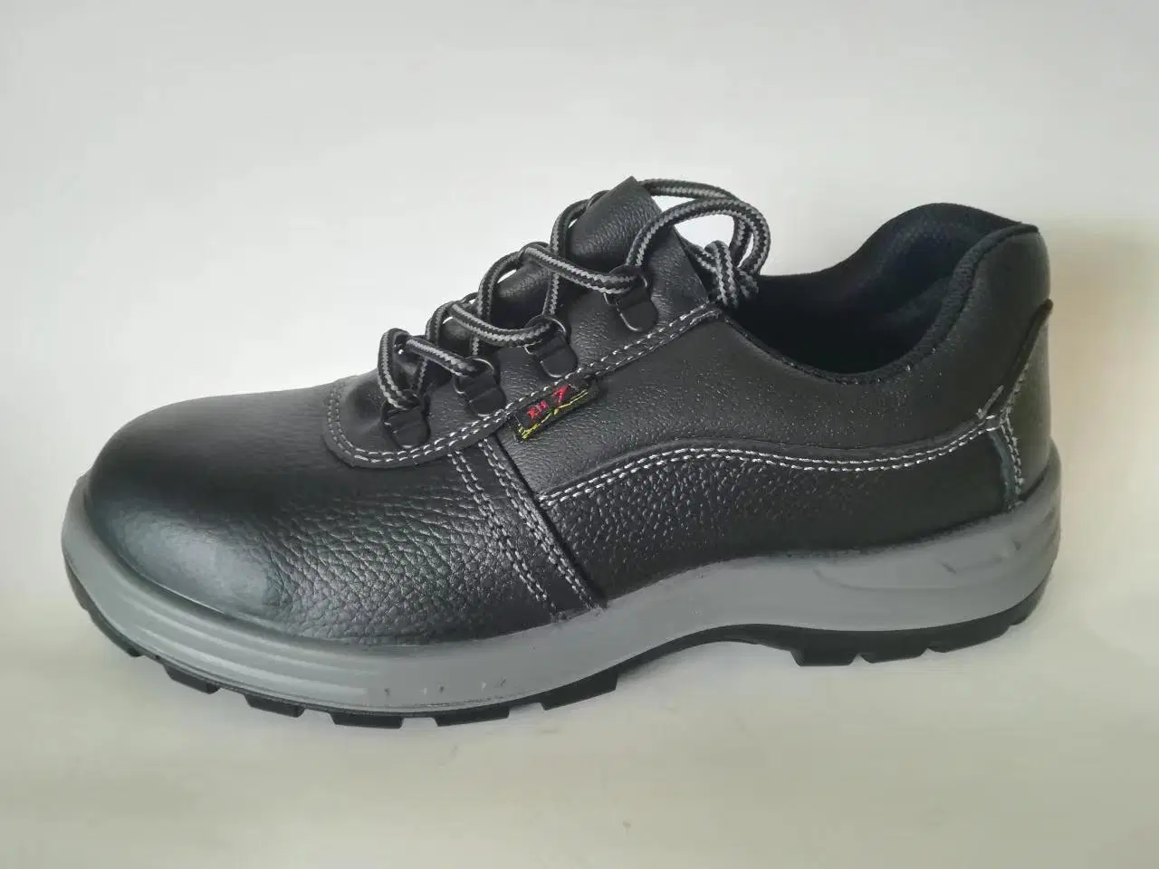 Low Cut Cow Leather Factory Price Black Color for Wen Safety Shoes