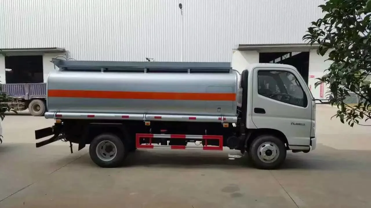 Foton Omarco National III 5000-6000 litros camião-cisternas 4 × 2 Camião cisterna de tanque pequeno carregado com gasolina a diesel bruta Óleo primeira escolha