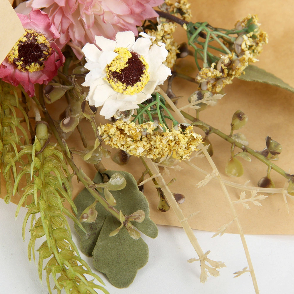 Fleurs sauvages artificielles pour la décoration de printemps et d'été, enveloppées dans du papier kraft.