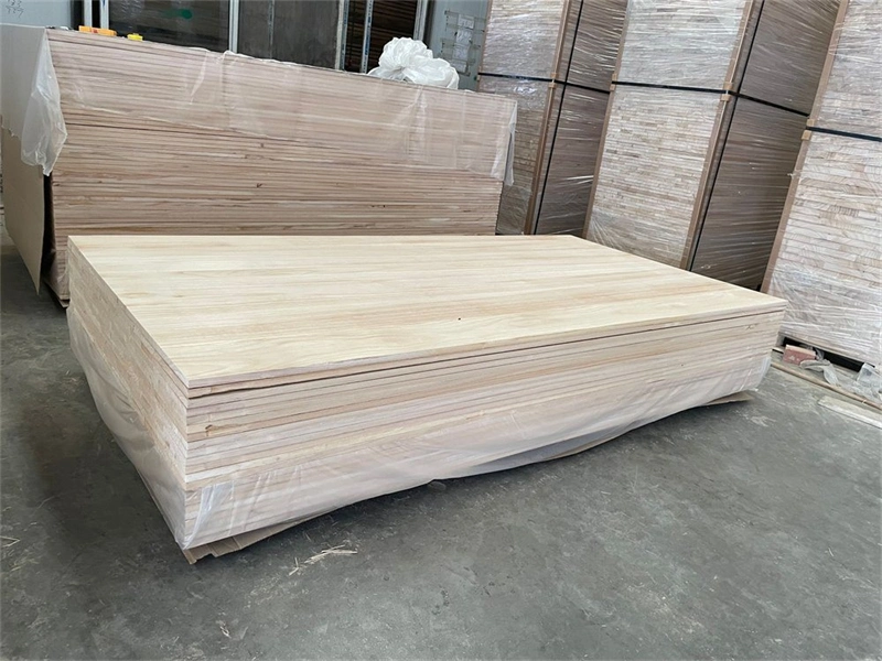 Wholesale/Supplier Pine Edged Wooden Board Timber / Solid Board Industrial Wood for Construction