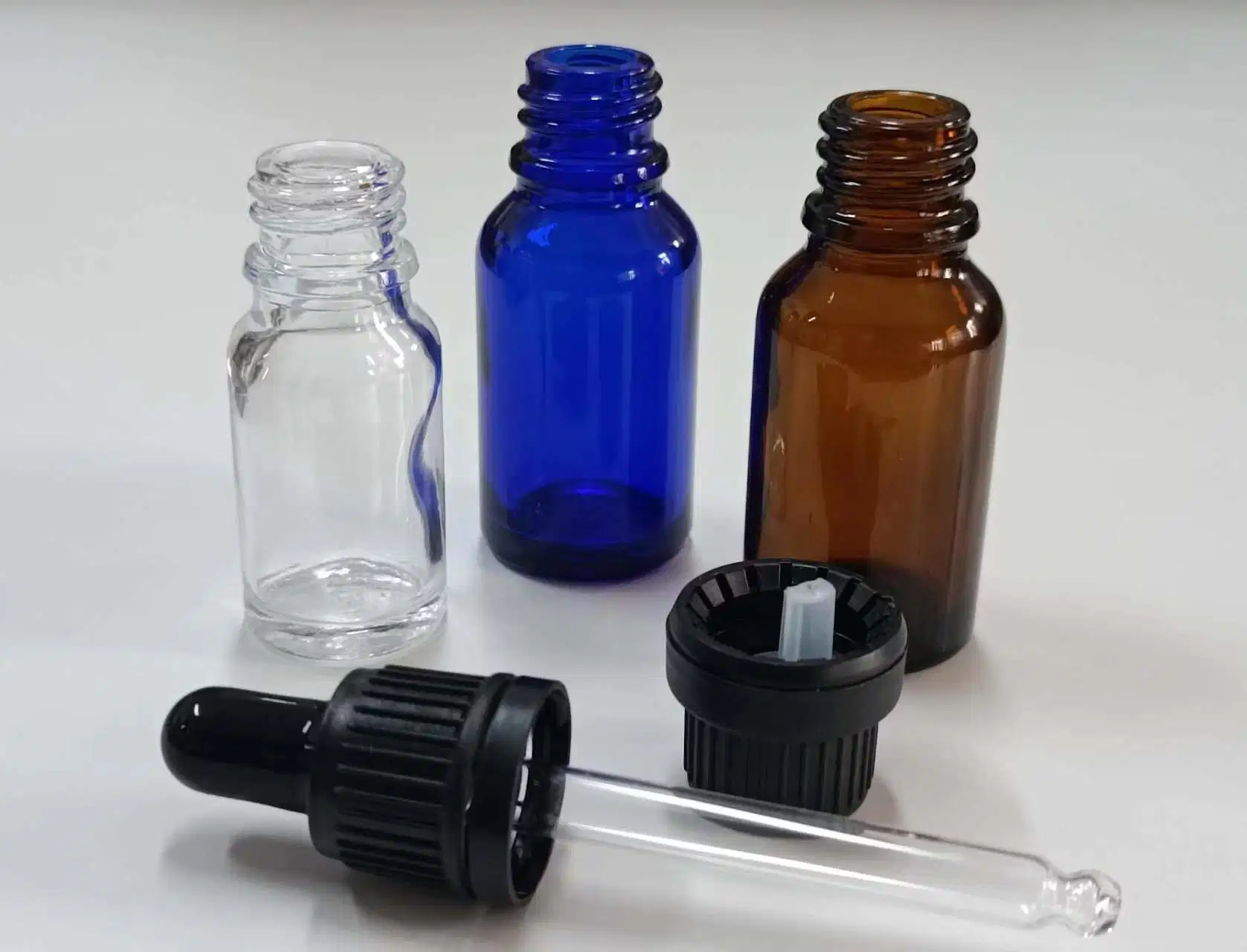 Очистить/желтый или синий цвет стеклянной бутылки Dropper используется для заполнения эфирных масел