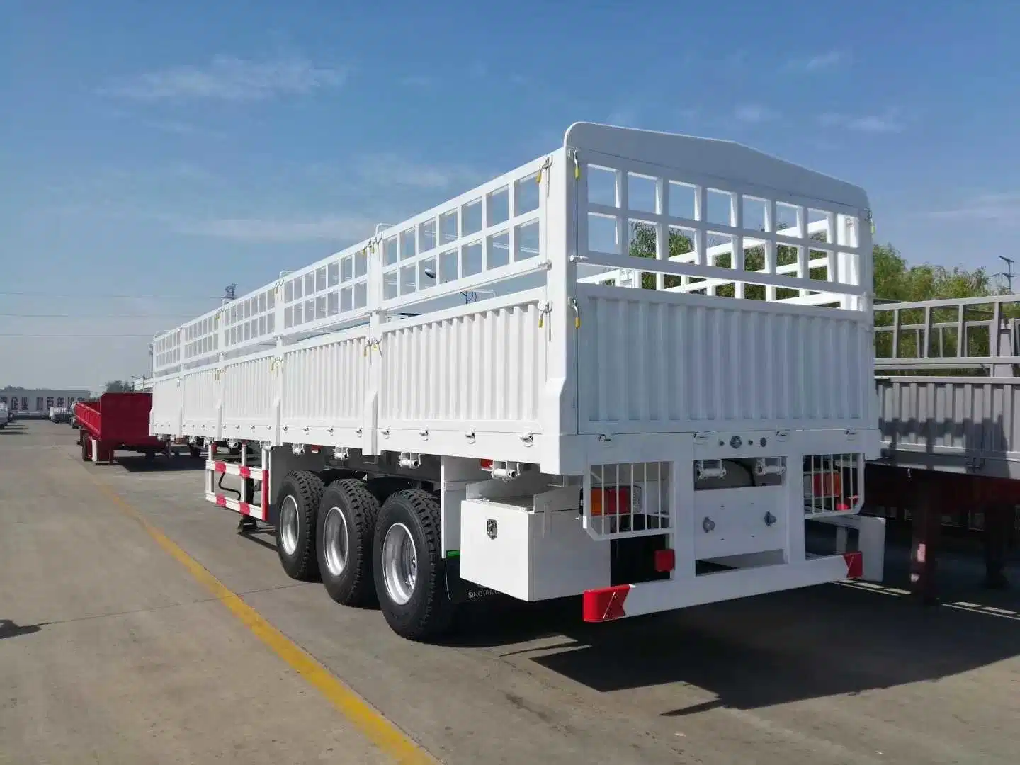 Customized 2 3 4 Axle Animal Transport Stake Fence Semi Trailer for Transport Cattle Sheep Horse