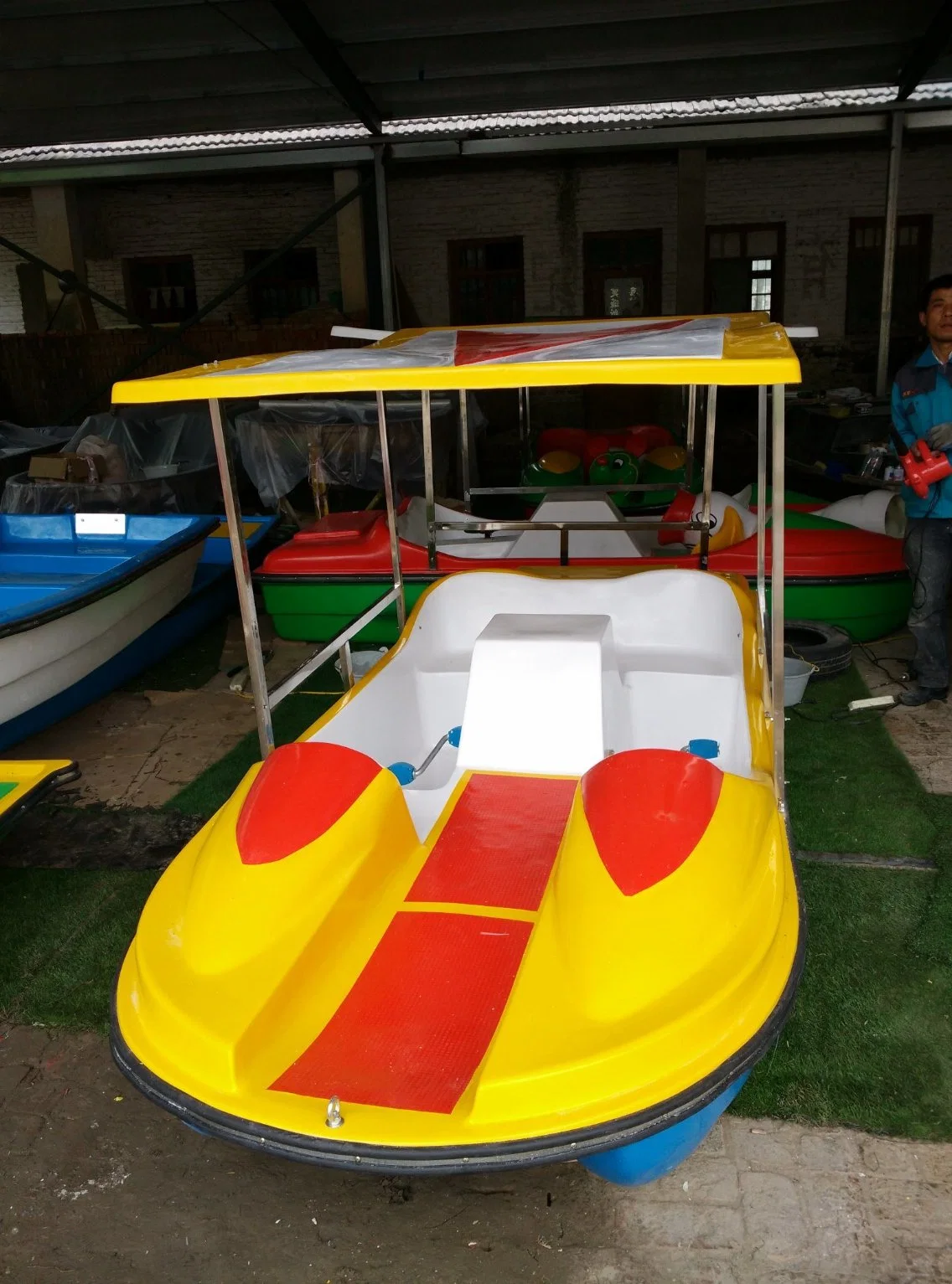 Amusement Park Factory Hot Sale Four-Seat Fiberglass Adult Pedalboat