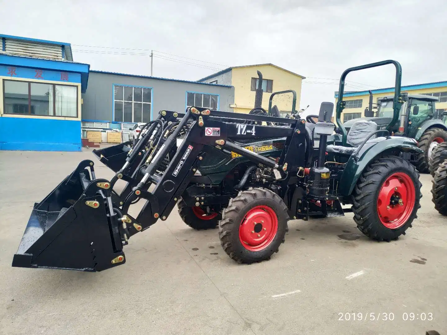 Chargeur frontal avec godet 4 en 1 adapté au tracteur, tracteur agricole, tracteur agricole, mini-tracteur