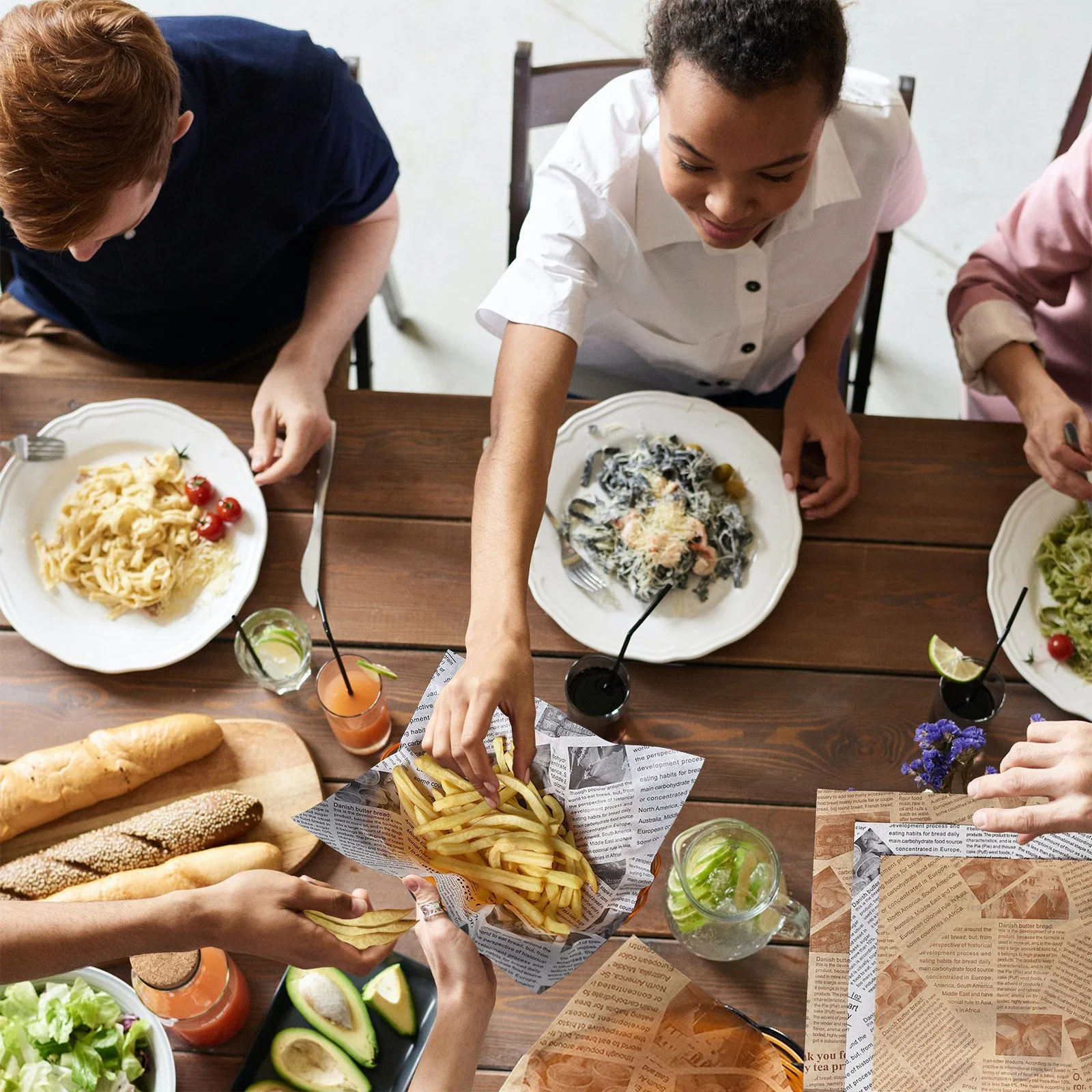 Papier kraft résistant à l'huile et à la graisse, jetable et biodégradable, personnalisé pour sandwichs, burgers au poulet frit et déli.