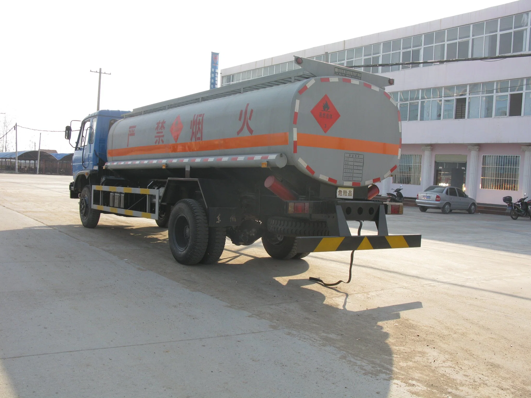 Dongfeng 4X2 9000L motor diesel de camiones cisterna de combustible