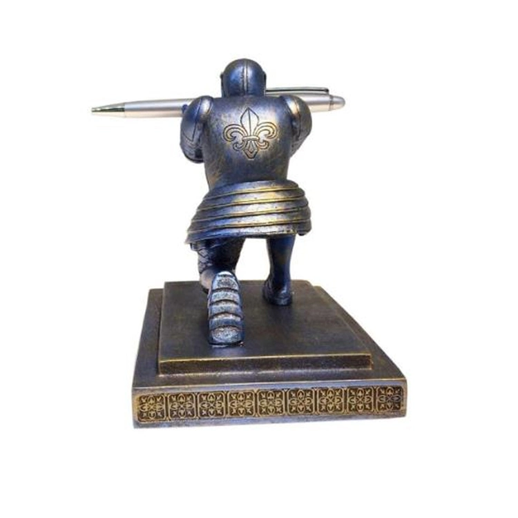 Soldado de resina Ornament Figurine Decoração lápis de resina com uma caneta para homens Dom