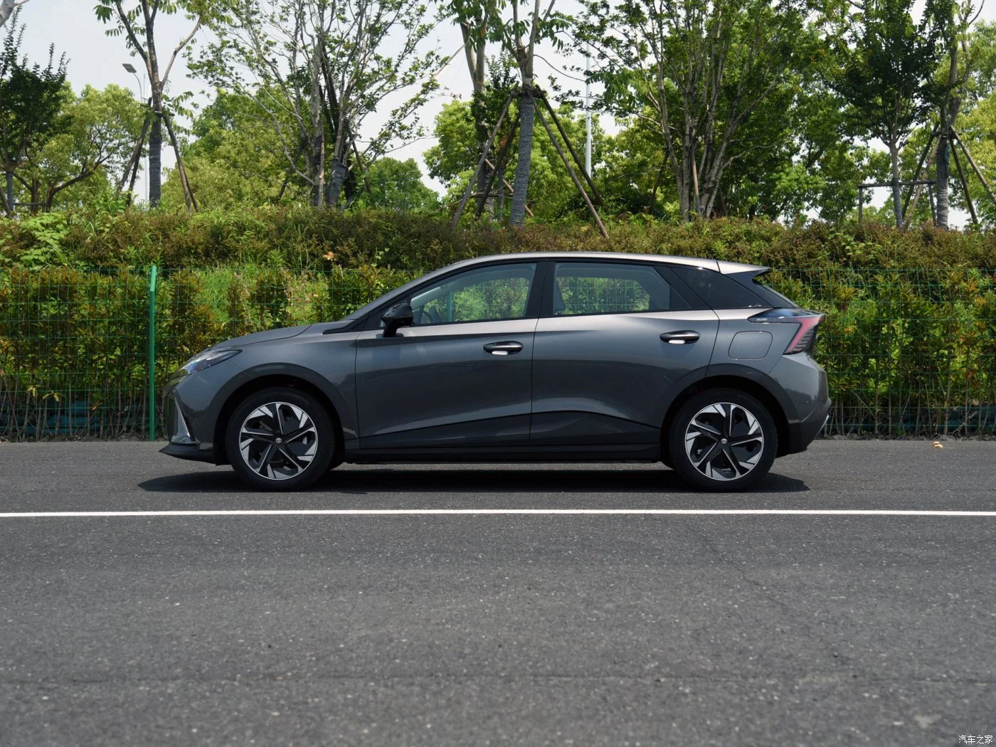 Berline de couple de sport de voiture électrique de mg Mulan véhicules neufs à énergie Intérieur de luxe à 4 roues