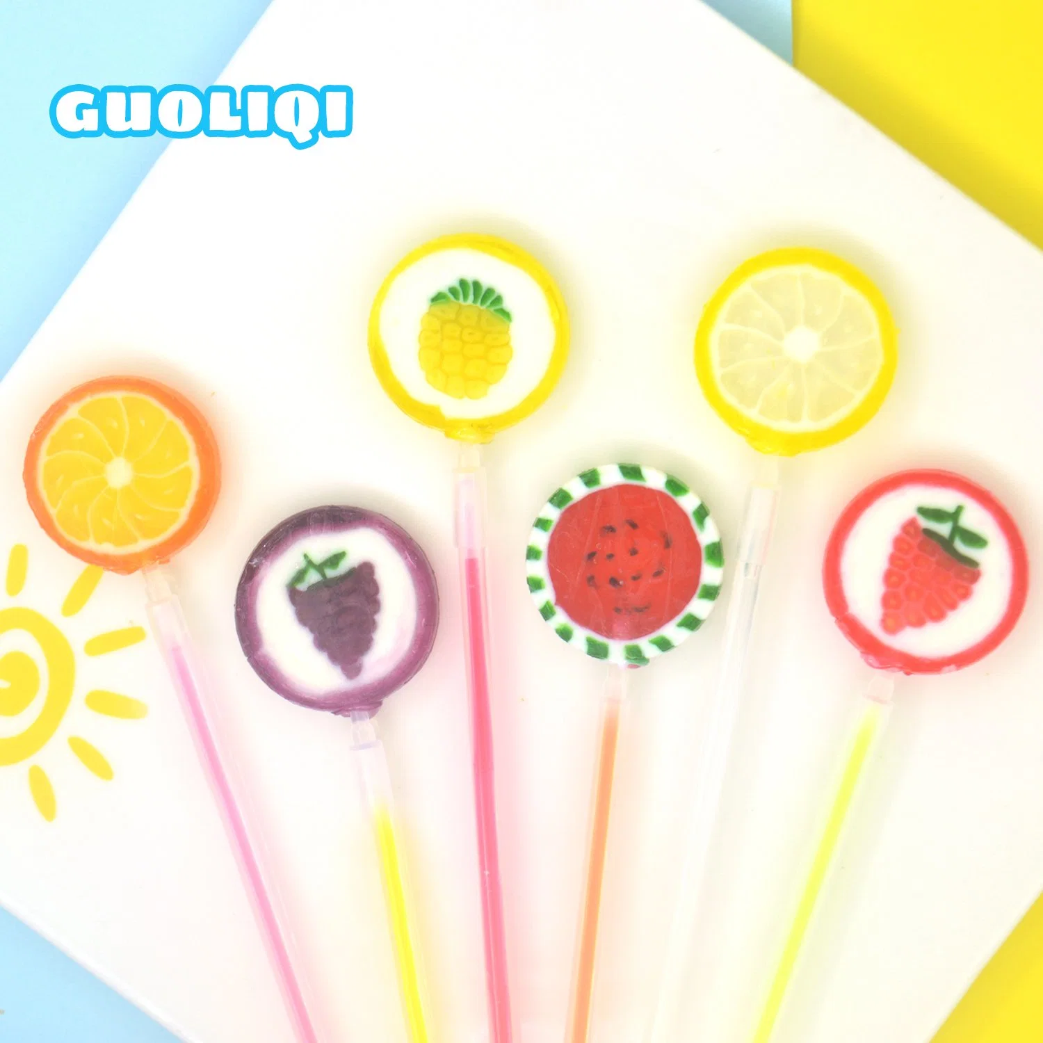 Los caramelos de colores hechos a mano en forma de fruta cortada en rodajas Lollipop