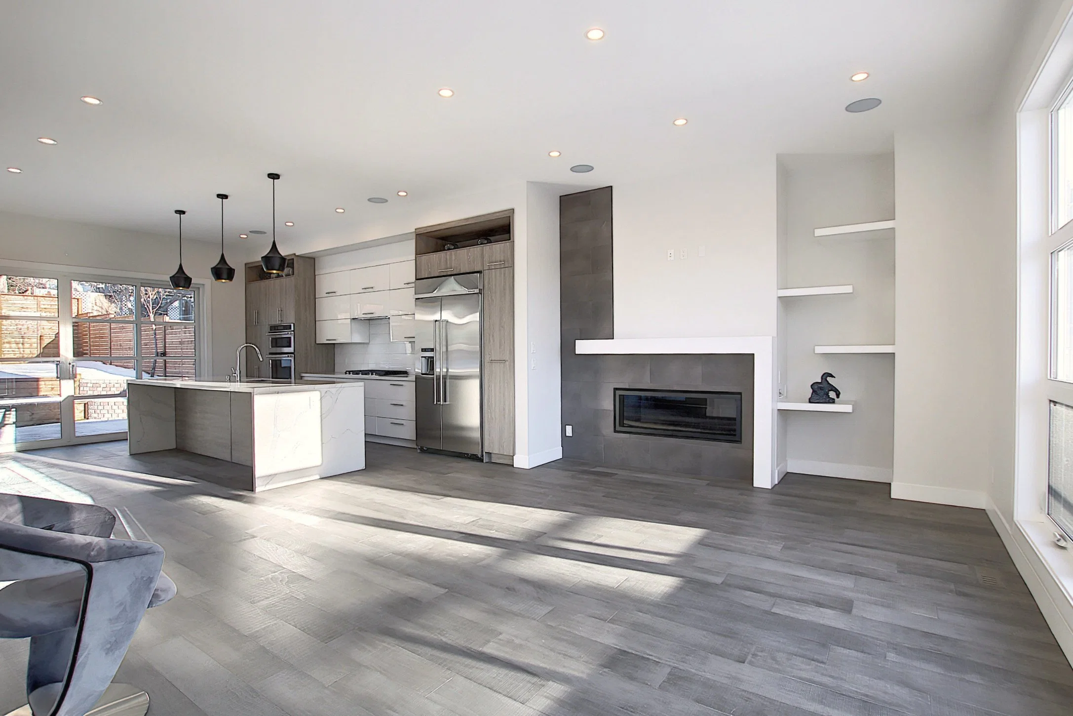 Canadian Style Two Tone Color Light Grey Oak and White Gloss Kitchen Cabinet with Waterfall and Island