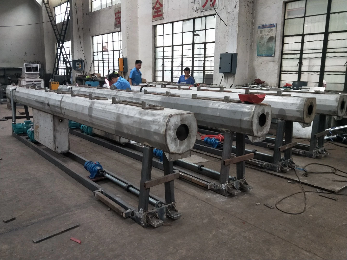 Plastic PVC HDPE PPR Pipe Extrusion Line Vacuum Calibration Tank Water Cooling Tank