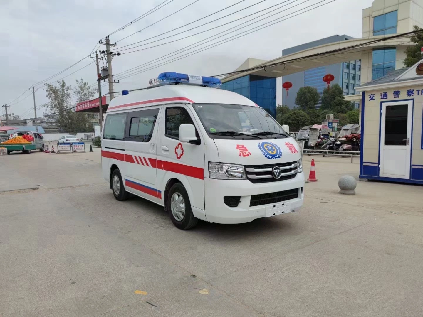 Foto Motor gasolina emergencia 4X2 primeros auxilios Monitoreo ambulancia para Tránsito de pacientes