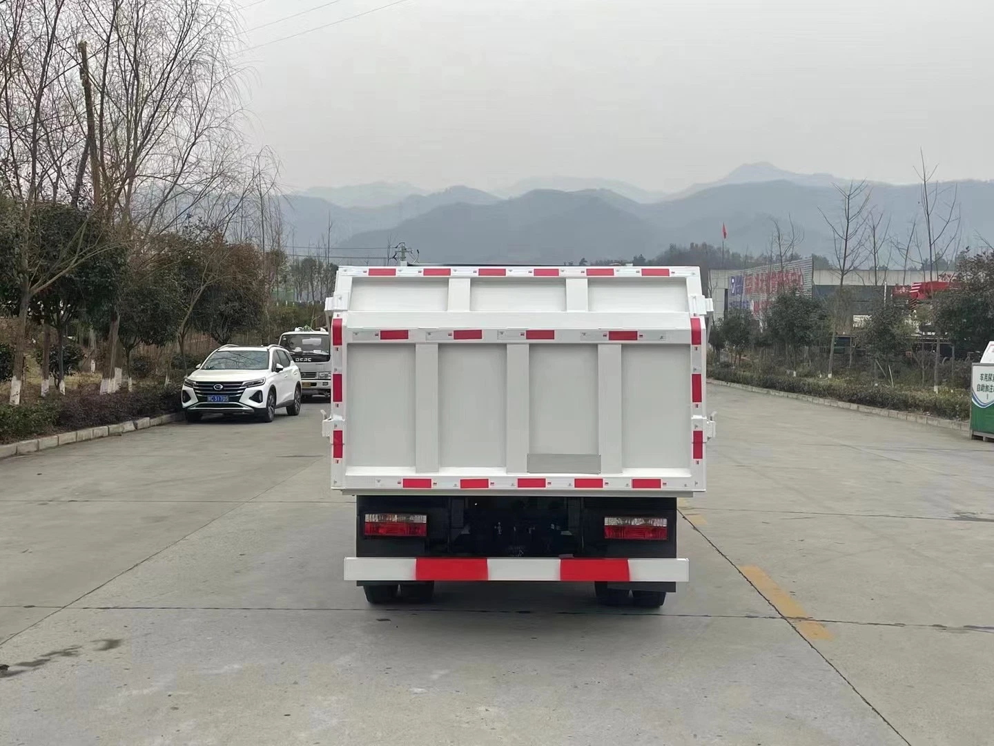 Reliable Easy Maintenance Cheaper Dayun 4X2 Chassis 8 Cubic Easy Loading Self-Dumping with Automated Hydraulic Dump System Garbage Truck