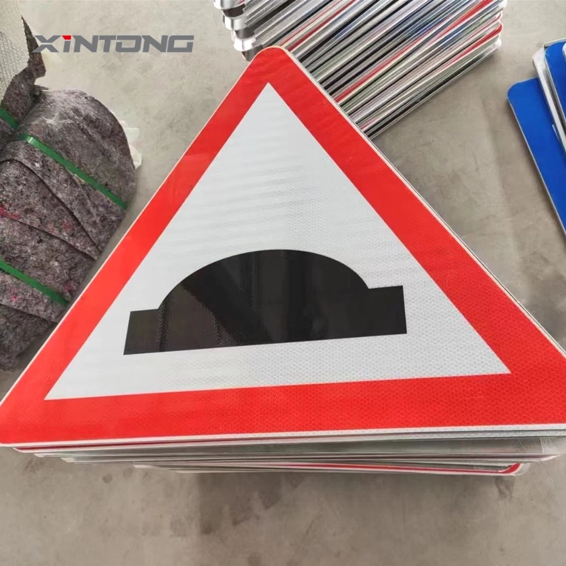 Customized Thickness Xintong 60mm Solar Reflective Material Caution Board Traffic Sign Hot Sale