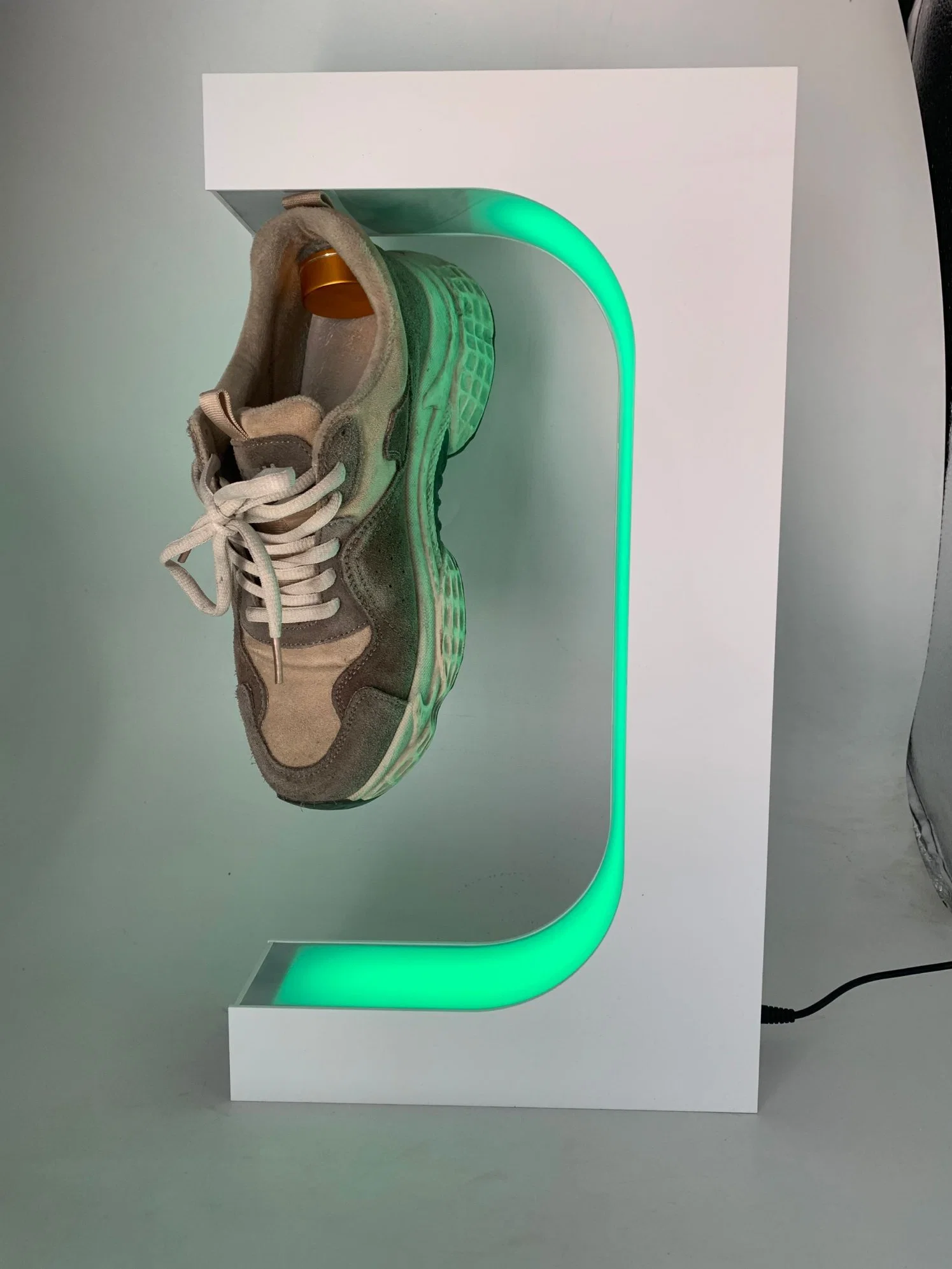 Soporte de sneaker con pantalla de zapata flotante y LED de colores Soporte giratorio ligero para la exposición publicitaria de colectores de zapatos