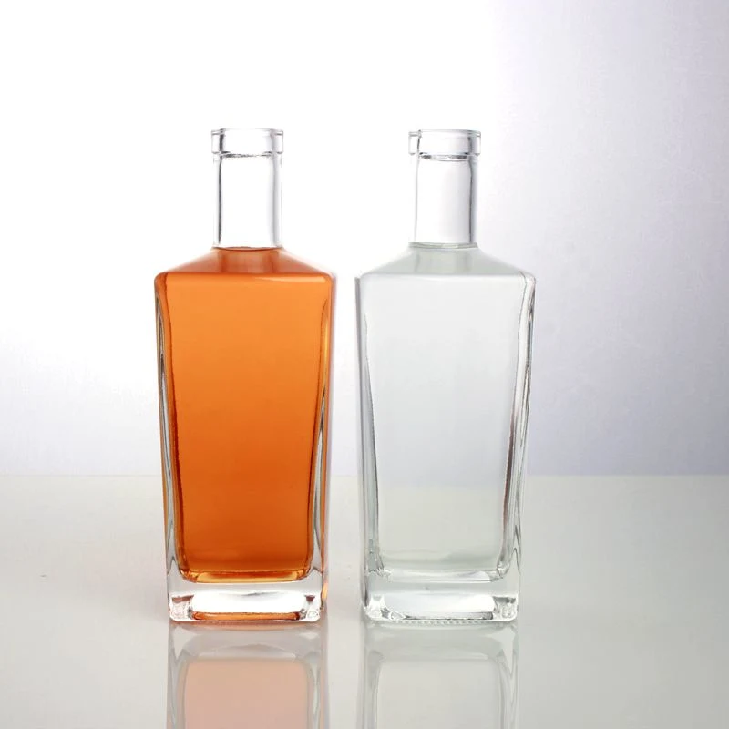 High Quality 680g 700ml Clear Vodka Whisky Rum Gin Tequila Brandy Square Shape Glass Packing Bottle Liquor Glass Bottle with Cork Cap