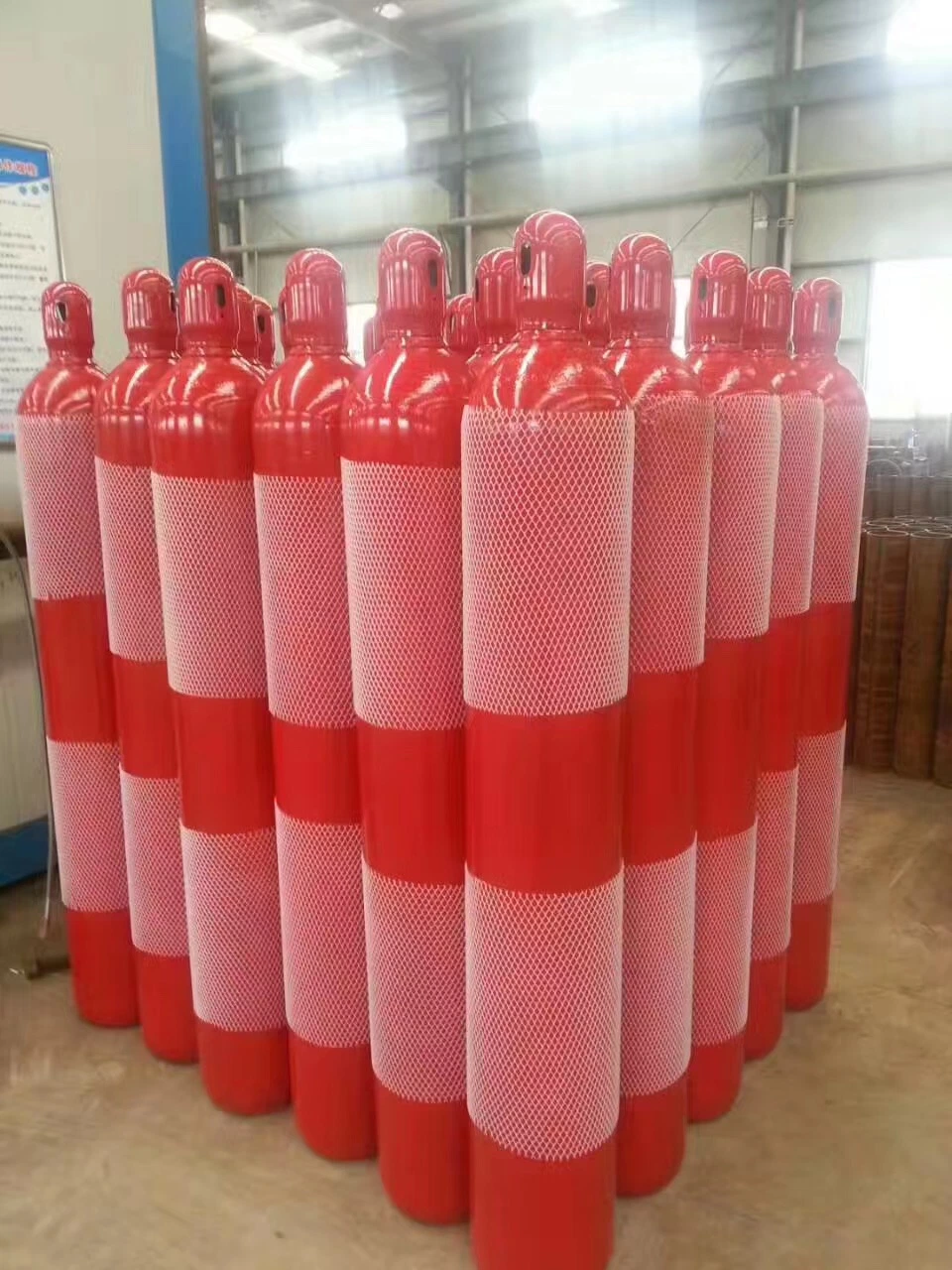 Llenado de cilindros de color rojo con gas 6n hidrógeno H2