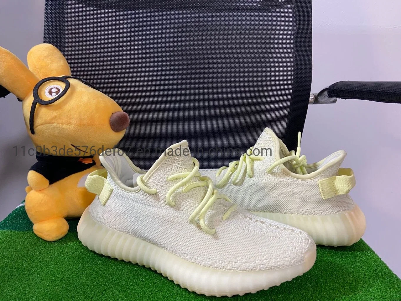 При работающем двигателе на заводе Putian кроссовки Кэйни Уэст Yeezy 350 500 700 фирменные кроссовки