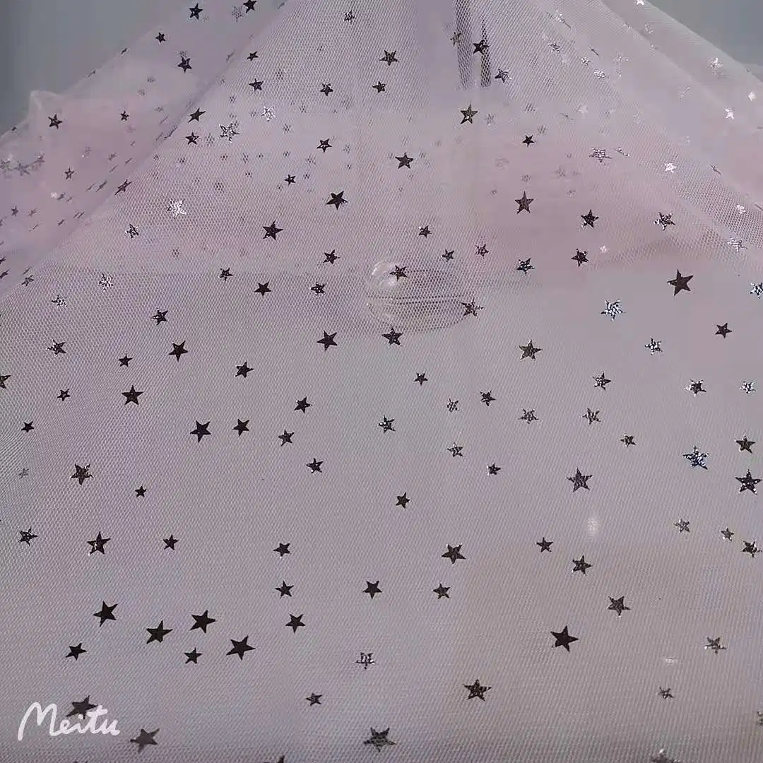 Tulle colorée avec tissu en maille de polyester à motif étoiles métallisées dorées Roulis