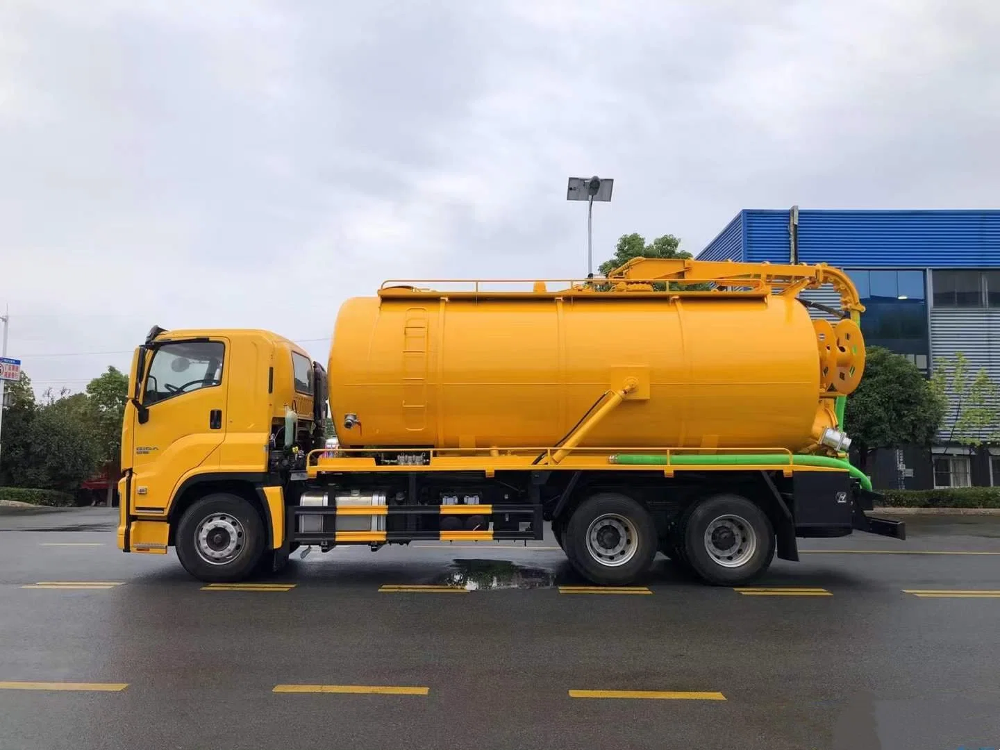 Iisuzu 6X4 Giga Airport Commuter Strong Suction Vehicle Sewage Fecal Suction Truck