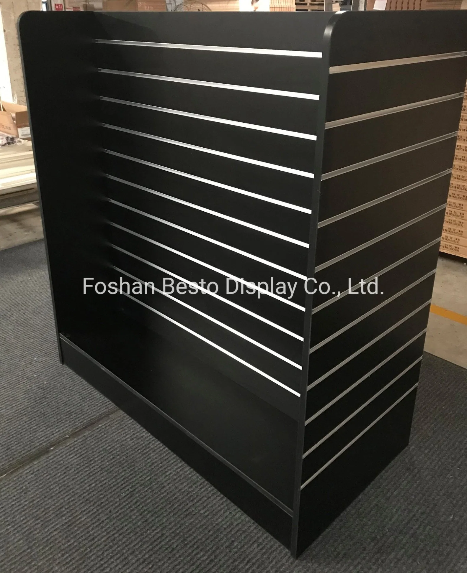 China Shop Black Wood Slatwall European Style Showcase Display for Clothes Store