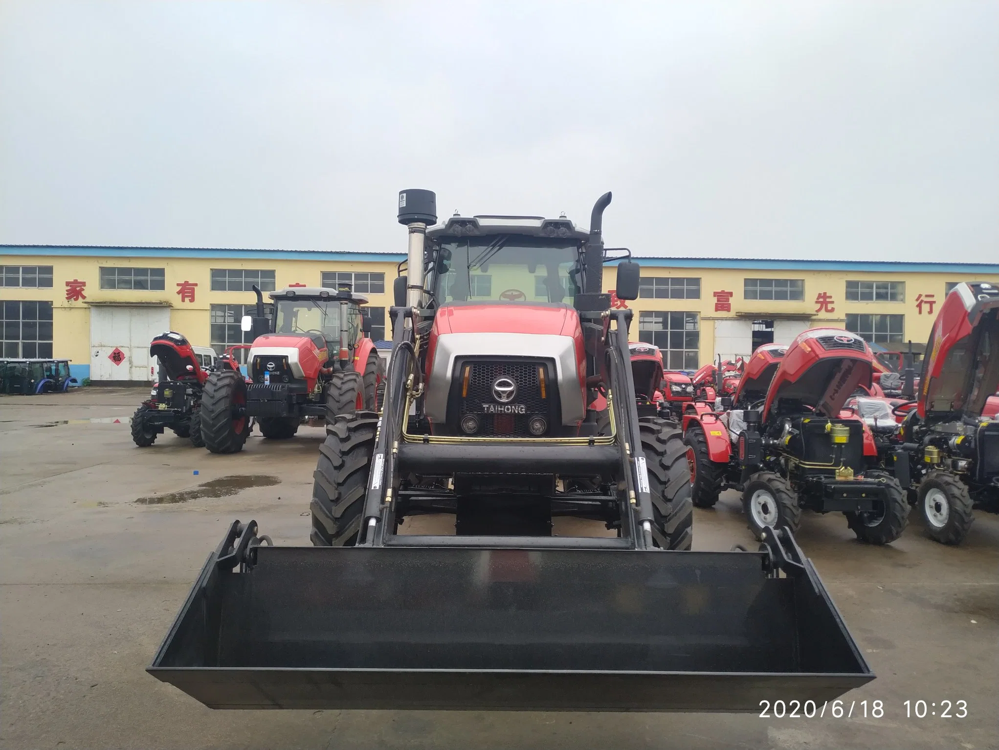 El chino las cuatro ruedas Tractor 220CV Retroexcavadora tractor agrícola