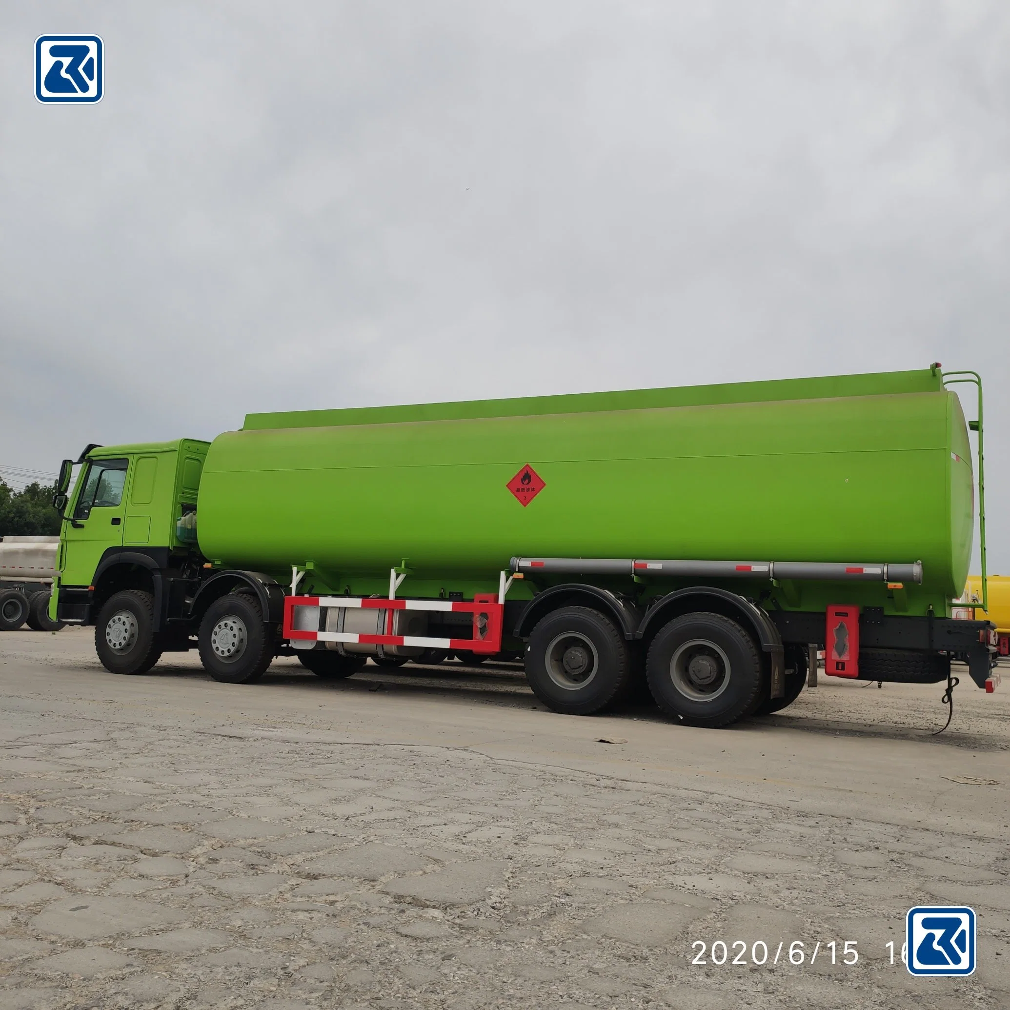 Sinotruk HOWO 8X4 Fuel Tank Truck 4X2 Oil Tanker Truck for Sale