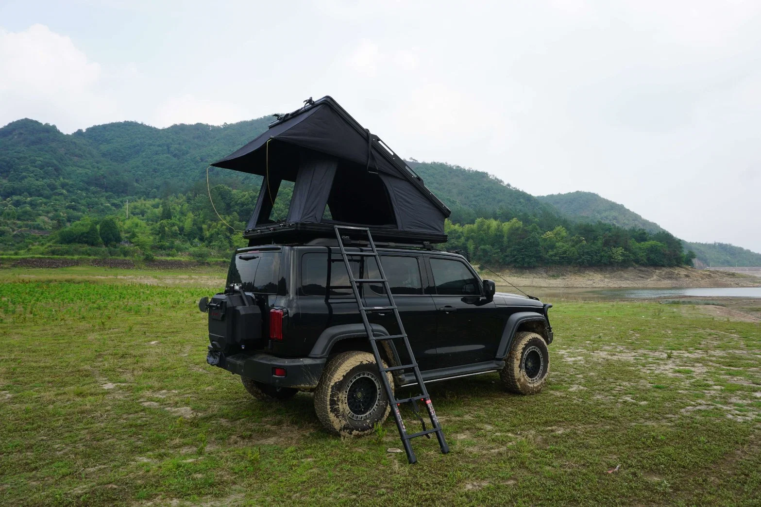 Outdoor Camping Aluminum 4 Person Car Rtt Hardtop Black Rooftop Tent