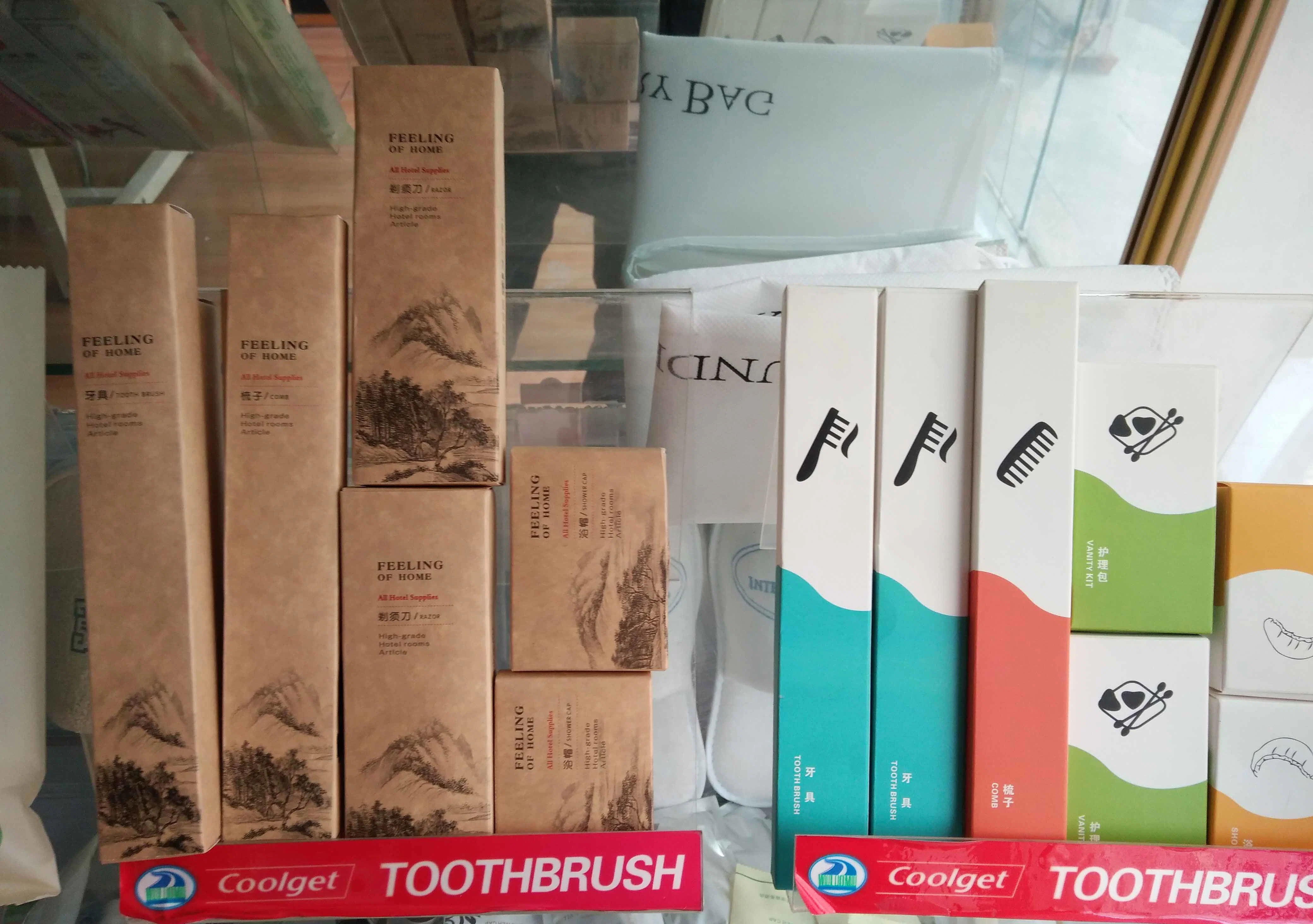 Hotel Products Like Shampoo, Comb, Slipper, Toothpaste, Toothbrush, Foam Bath