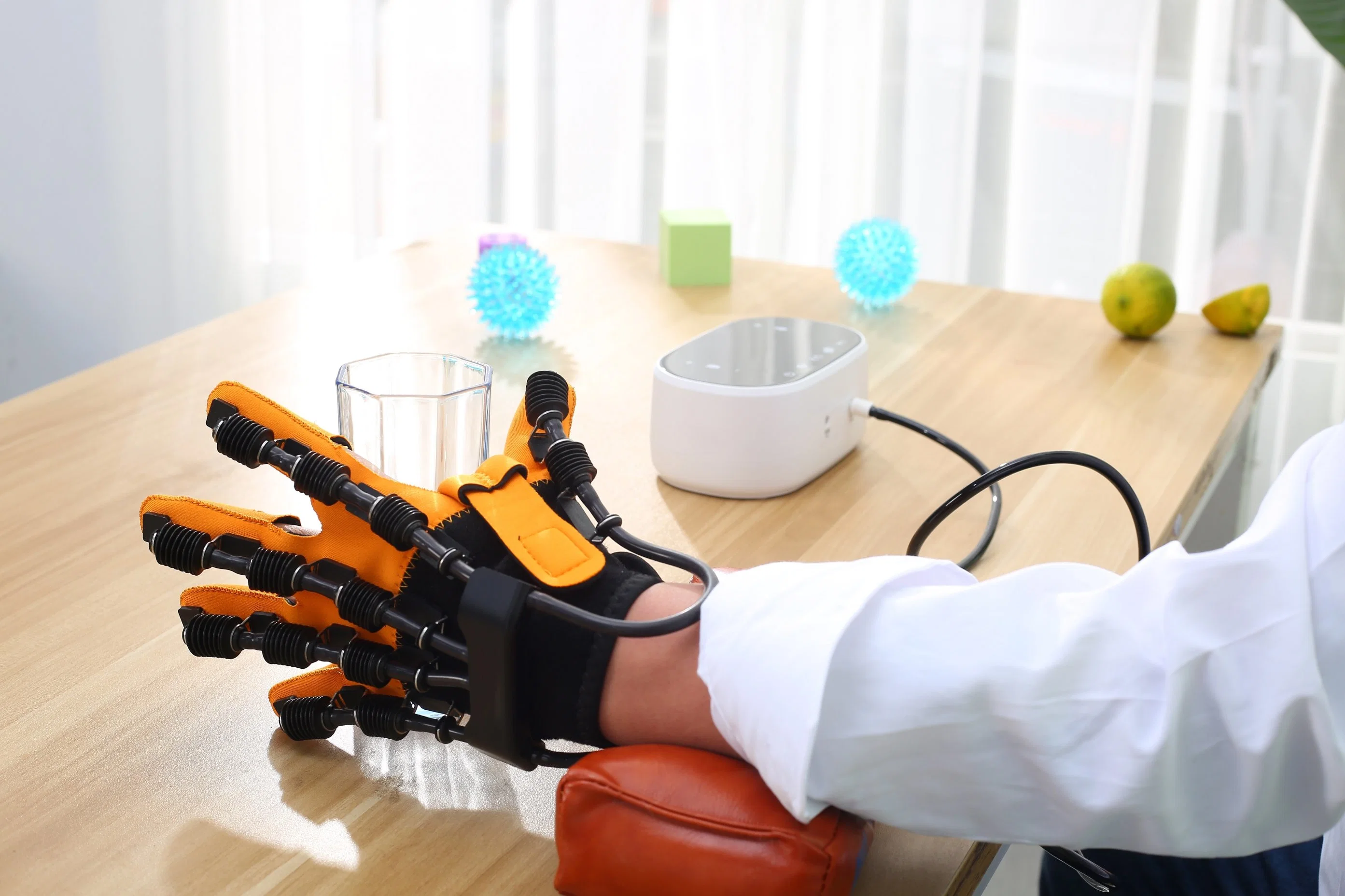 Robot Glove Stroke Rehabilitation Gerät, Patienten gesunde Hand, um ähnliche Bewegungen auf der betroffenen Hand zu replizieren