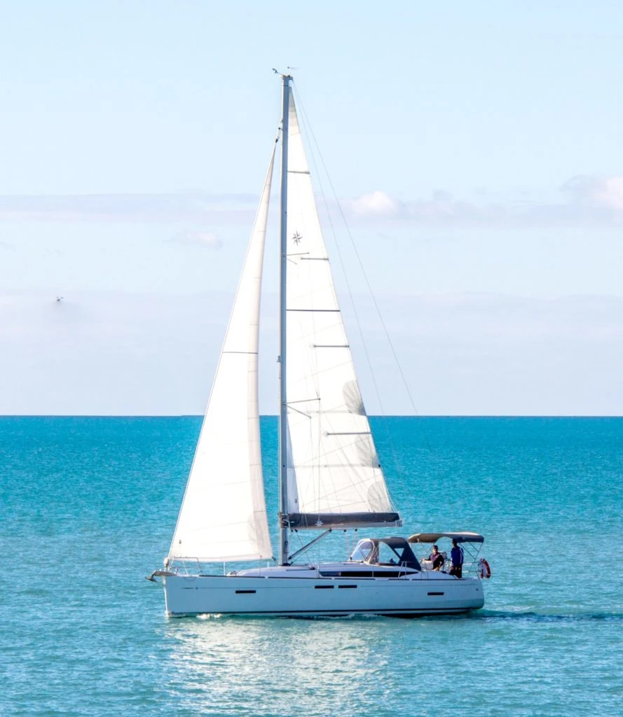 Haut de la qualité en bateau à voile de taille différente