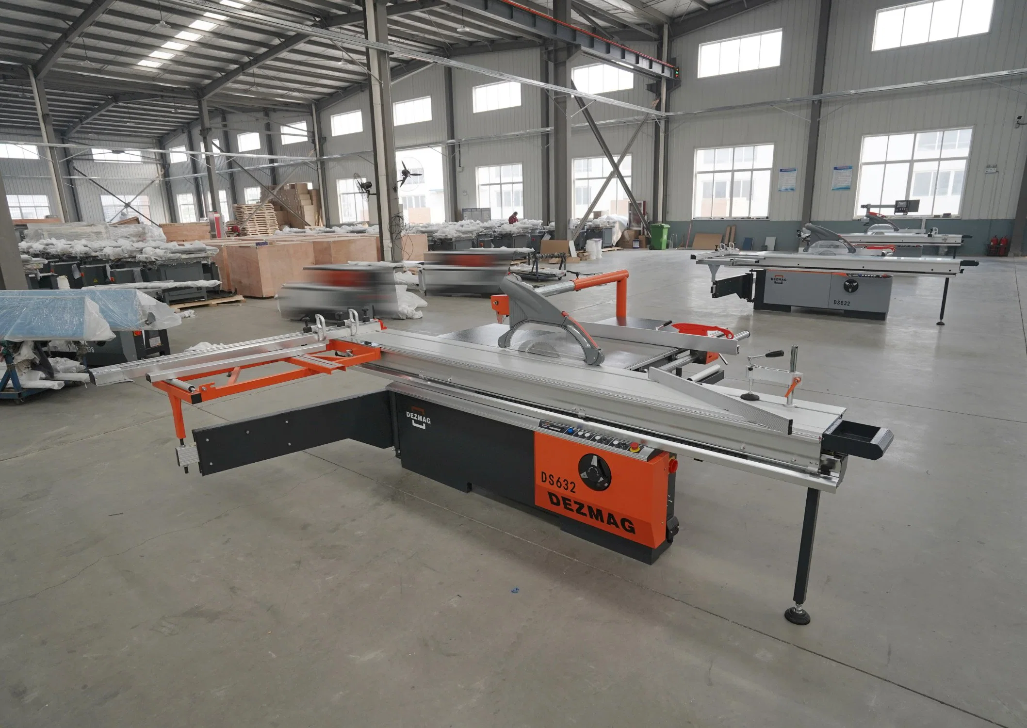 Simple Operated High Precision Wood Cutting Sliding Table Saw Machine